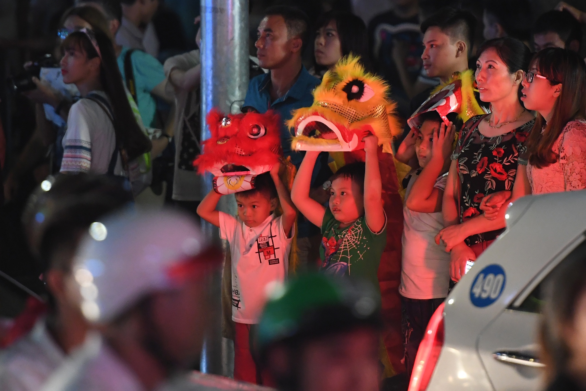 chan pho mua lan trung thu xin tien anh 5