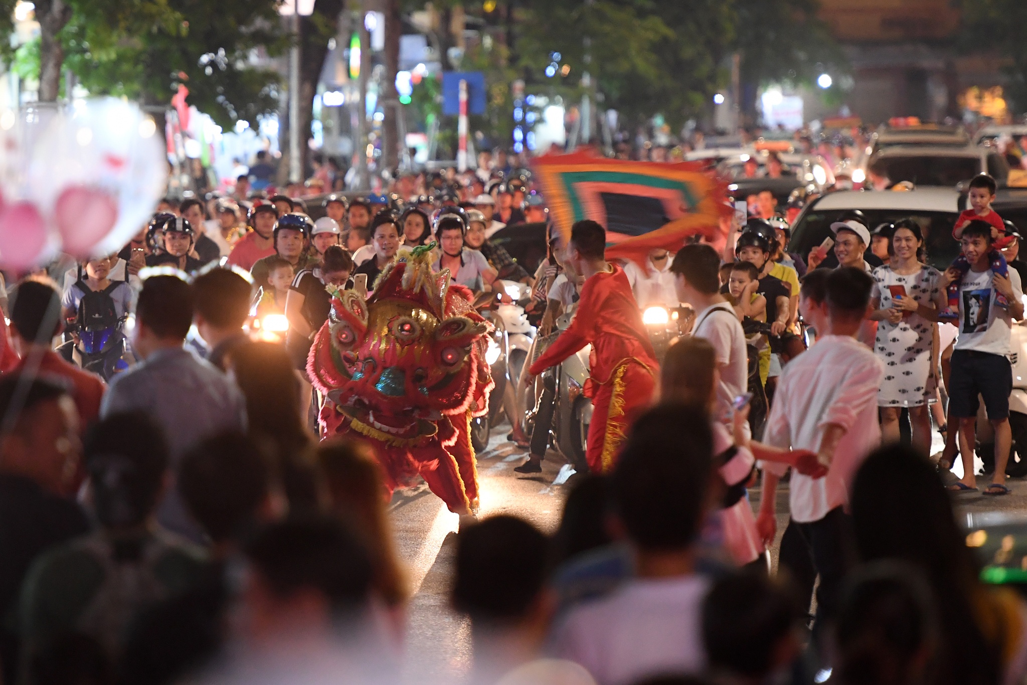 chan pho mua lan trung thu xin tien anh 3