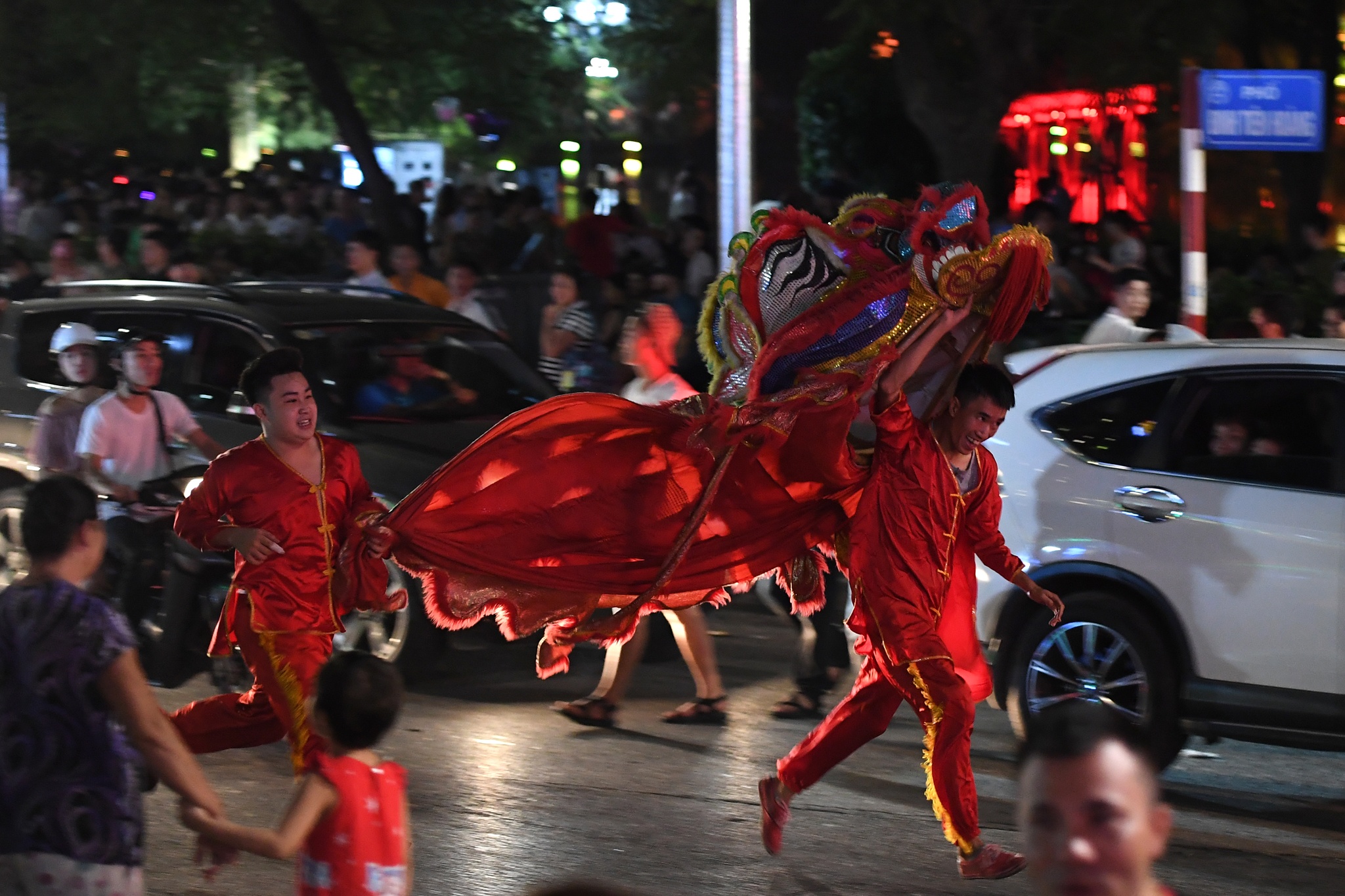 chan pho mua lan trung thu xin tien anh 4