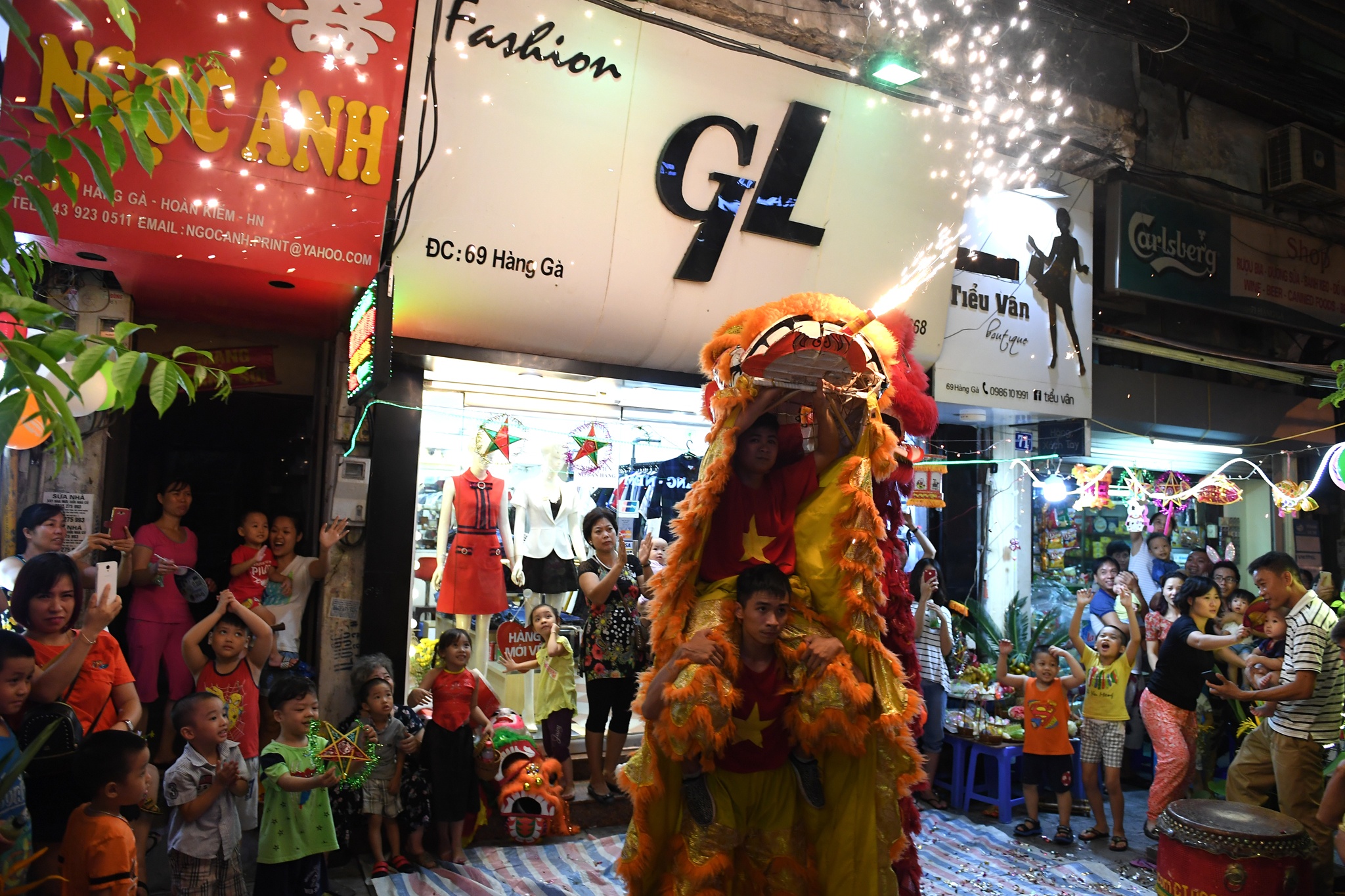 chan pho mua lan trung thu xin tien anh 7