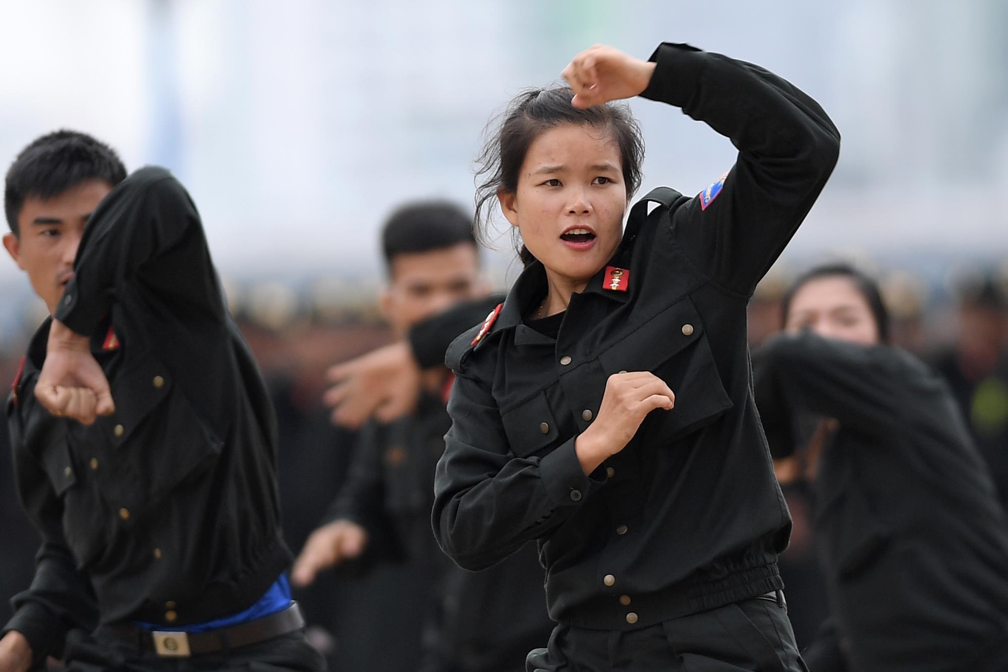 Vo thuat dieu luyen cua nu canh sat co dong chuan bi bao ve APEC hinh anh