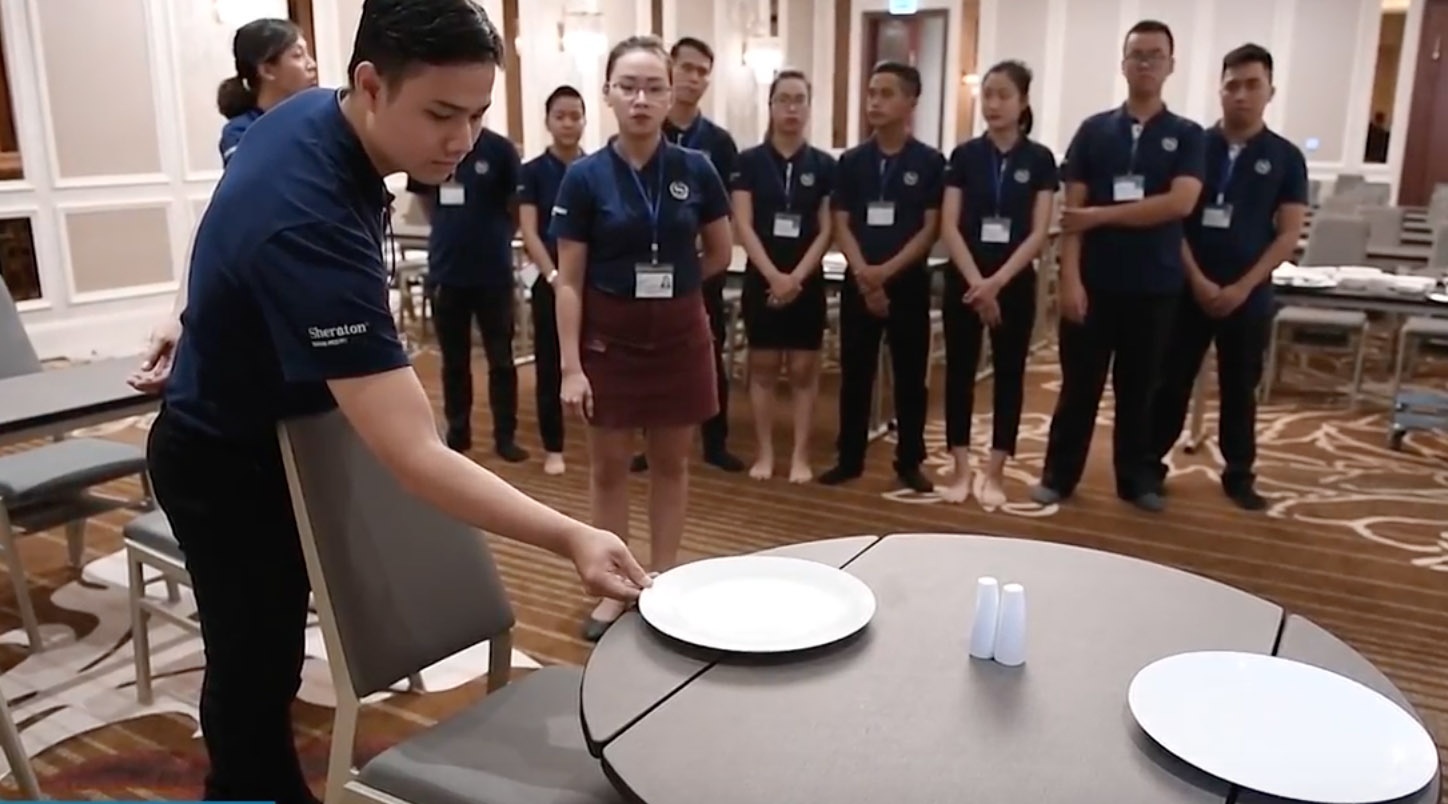 Hoc cach phuc vu tiec chieu dai dai bieu APEC hinh anh