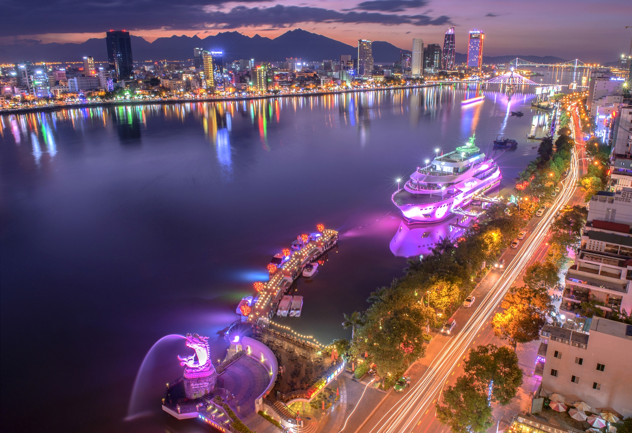 Da Nang trang hoang ruc ro chao don Tuan le cap cao APEC 2017 hinh anh