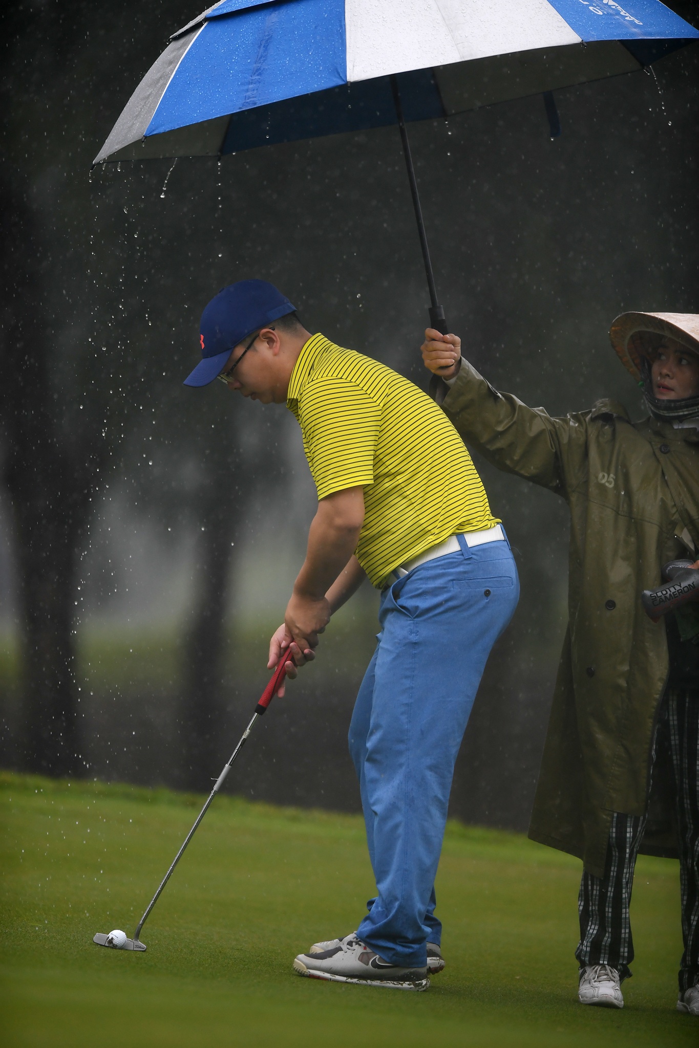 CEO du APEC danh Golf trong mua anh 4