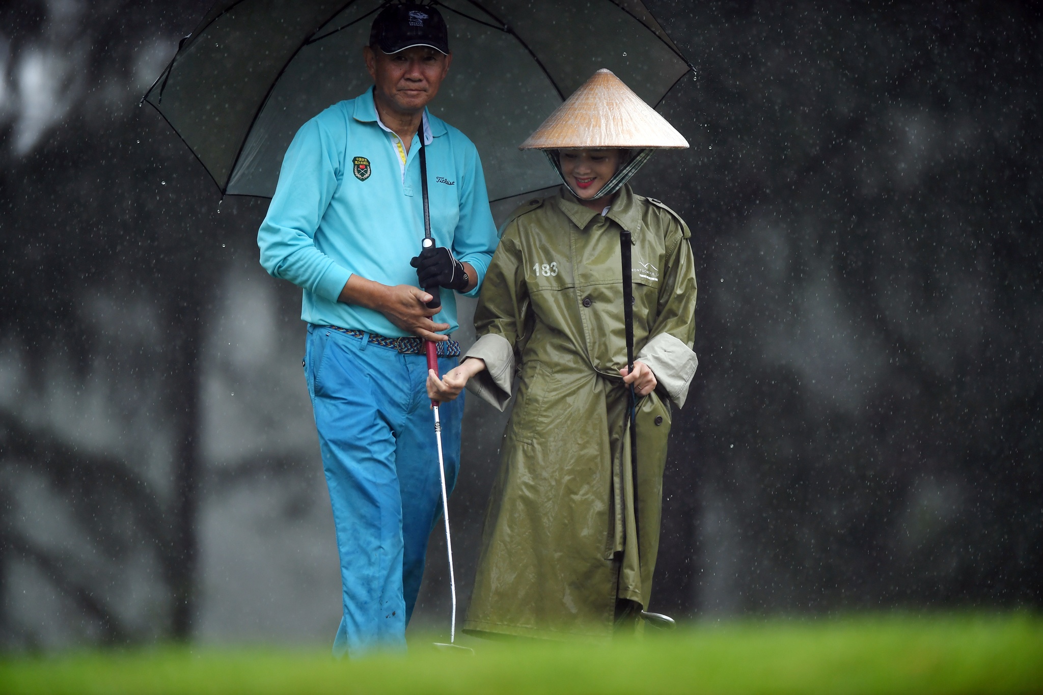 CEO du APEC danh Golf trong mua anh 16