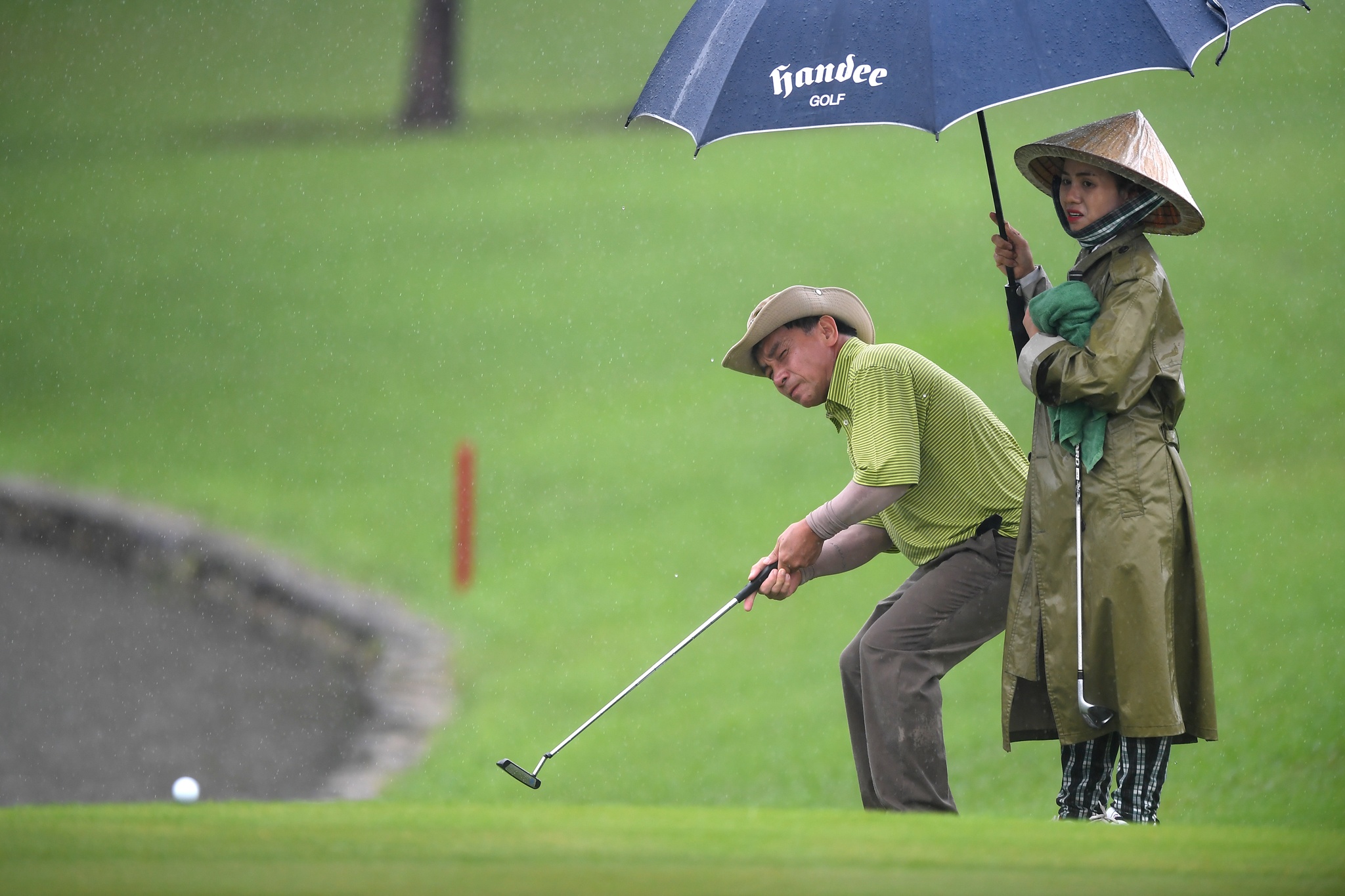 CEO du APEC danh Golf trong mua anh 12