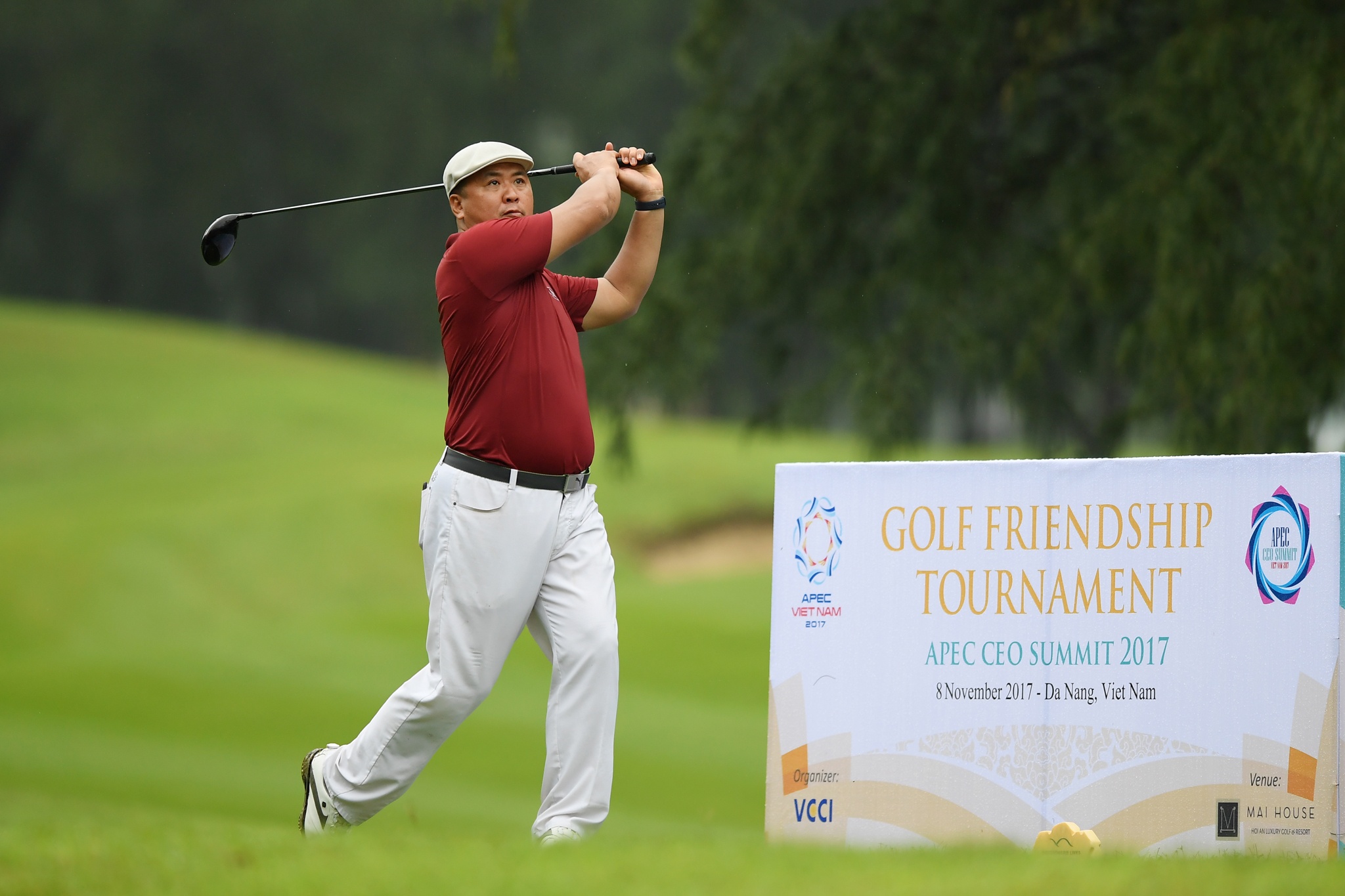 CEO du APEC danh Golf trong mua anh 1
