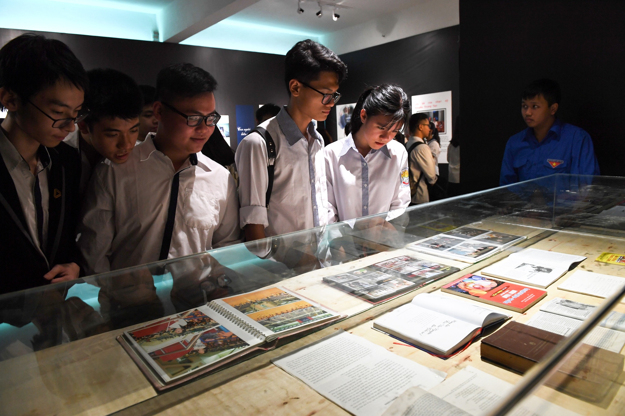 Học sinh tri ân thầy Văn Như Cương ảnh 12 Hoc sinh tri an thay Van Nhu Cuong anh 12