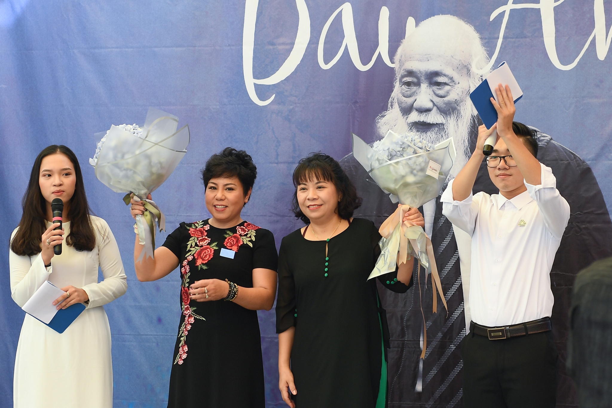 Học sinh tri ân thầy Văn Như Cương ảnh 3 Hoc sinh tri an thay Van Nhu Cuong anh 3