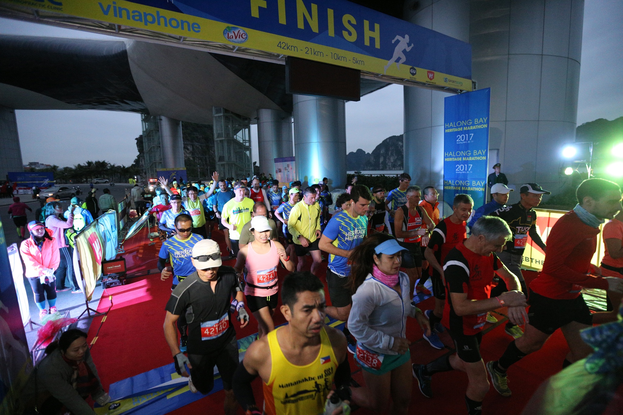 1.200 nguoi chay marathon quanh Vinh Ha Long anh 1