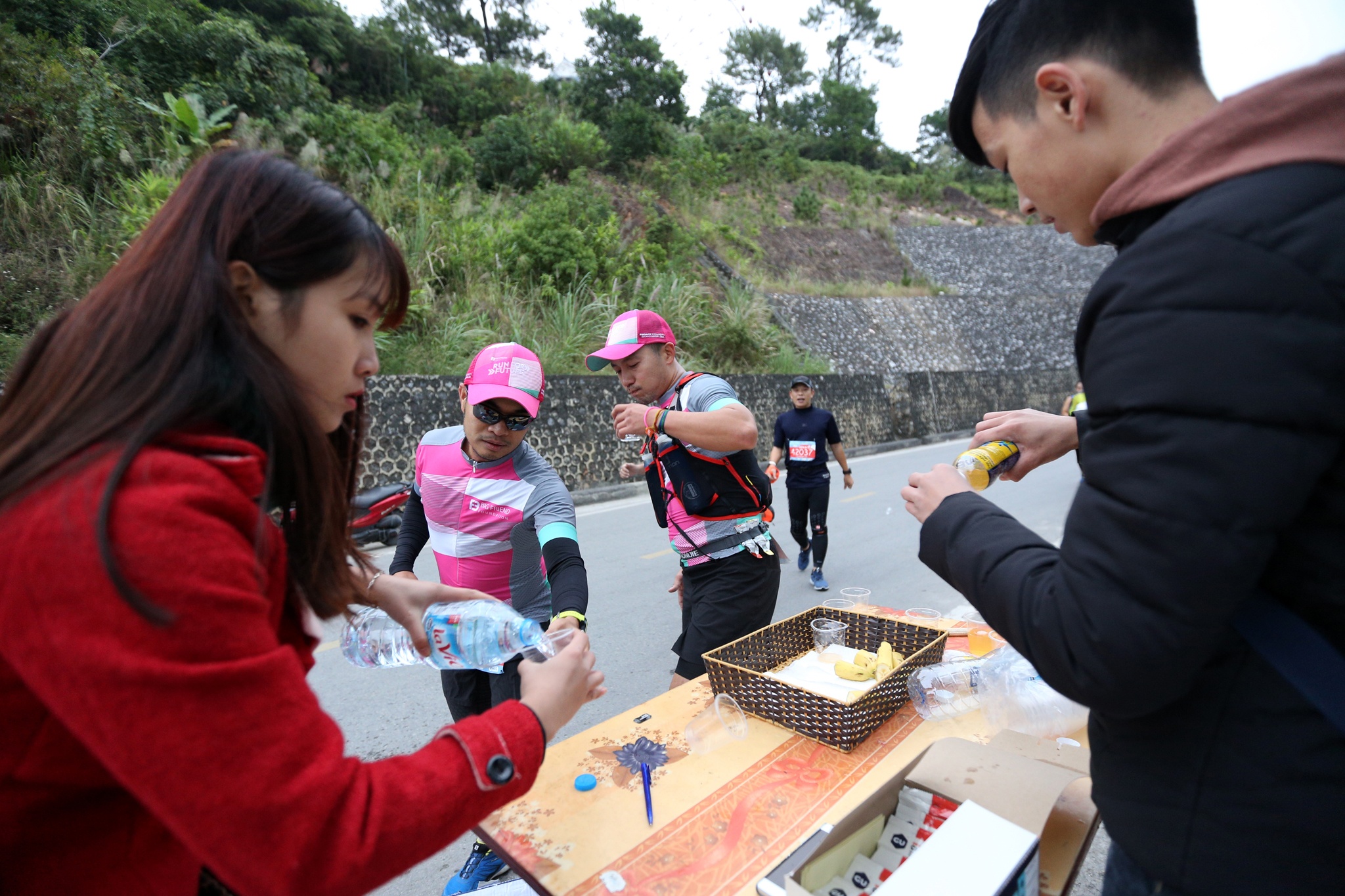 1.200 nguoi chay marathon quanh Vinh Ha Long anh 11