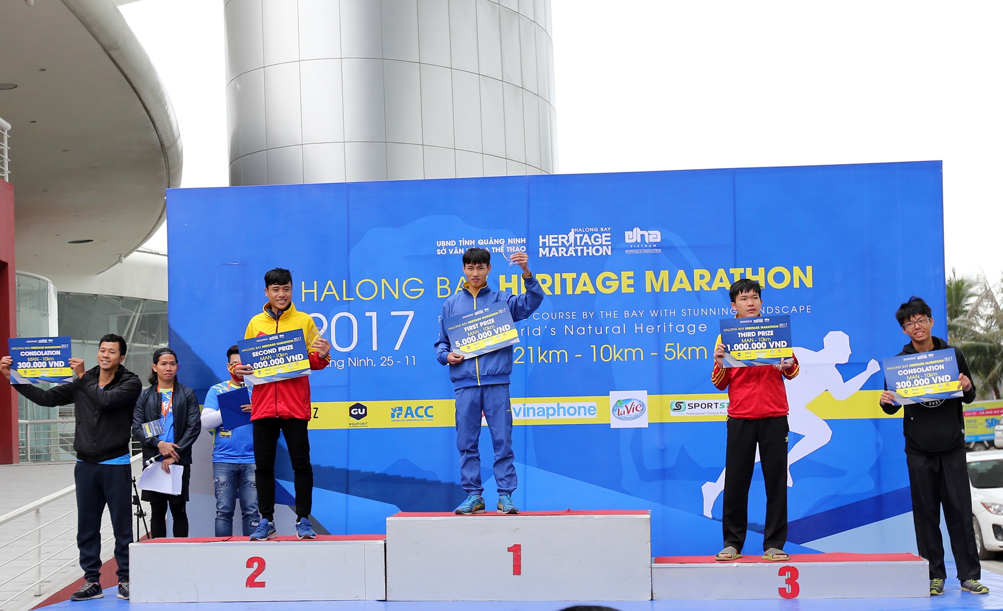1.200 nguoi chay marathon quanh Vinh Ha Long anh 16