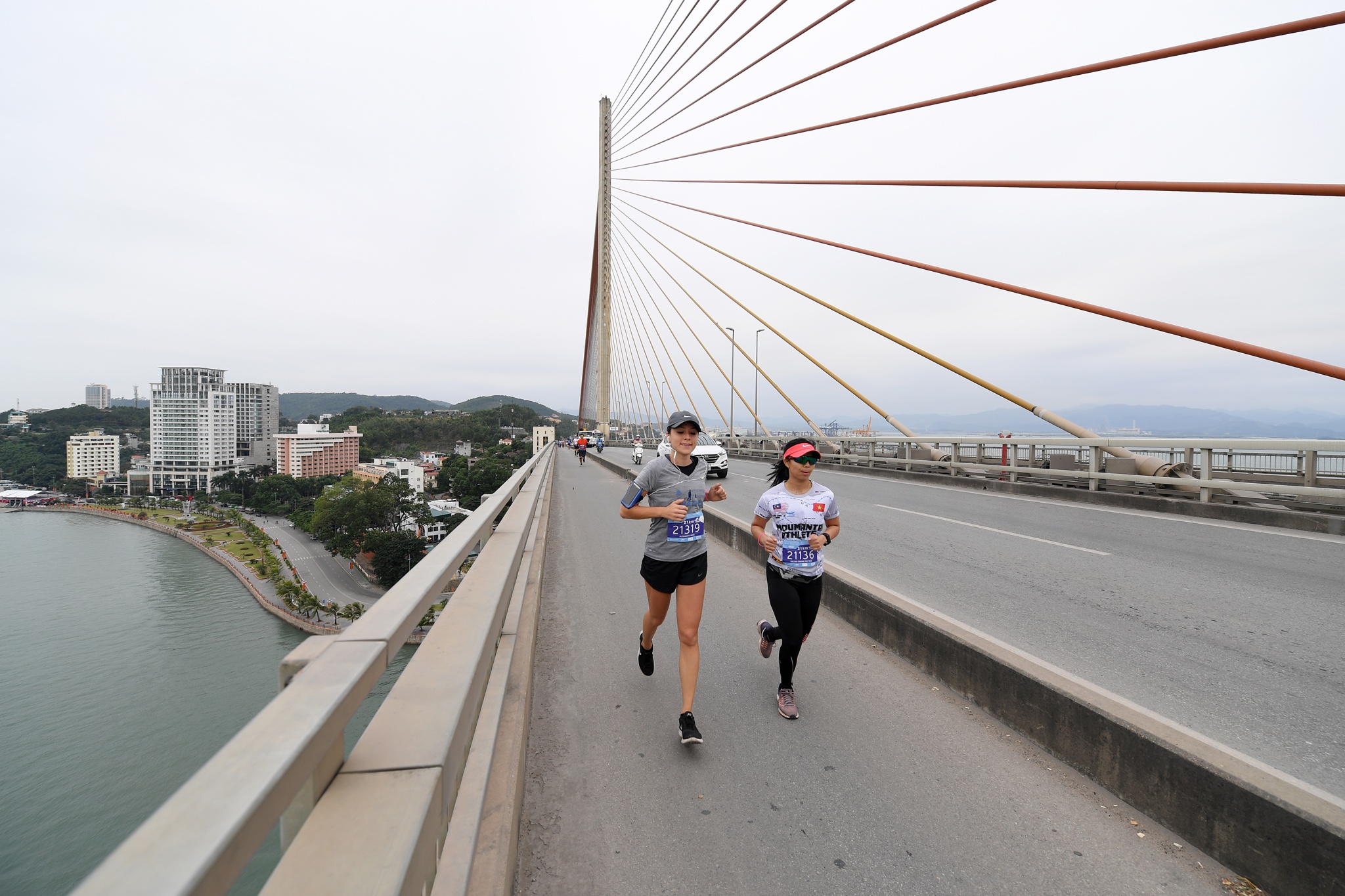 1.200 nguoi chay marathon quanh Vinh Ha Long anh 5