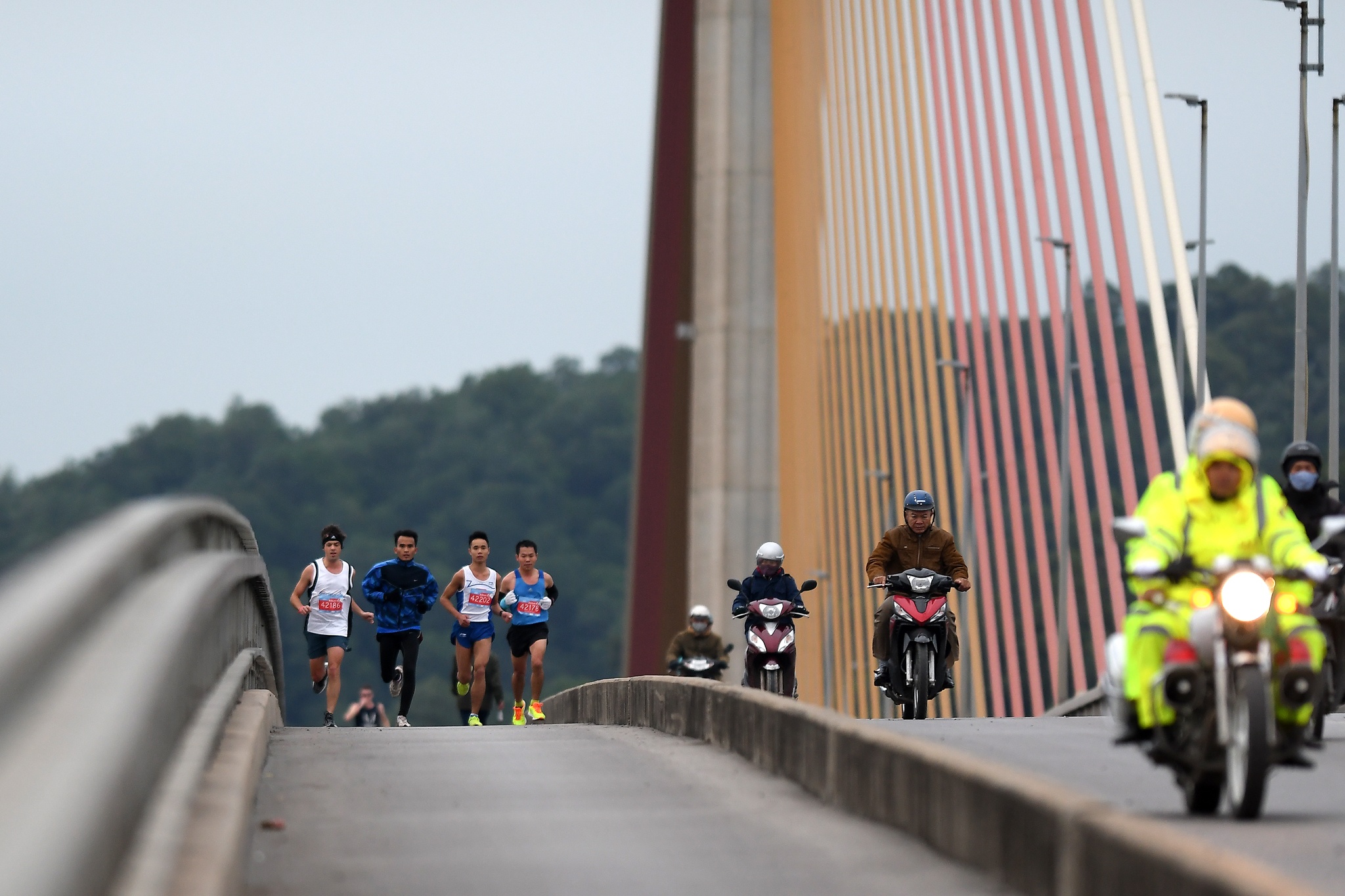 1.200 nguoi chay marathon quanh Vinh Ha Long anh 3