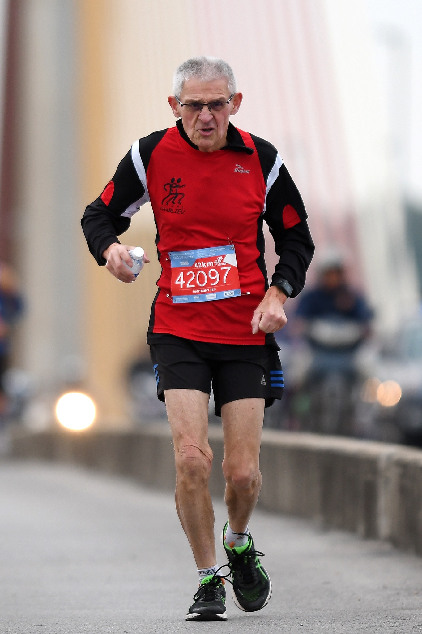 1.200 nguoi chay marathon quanh Vinh Ha Long anh 7