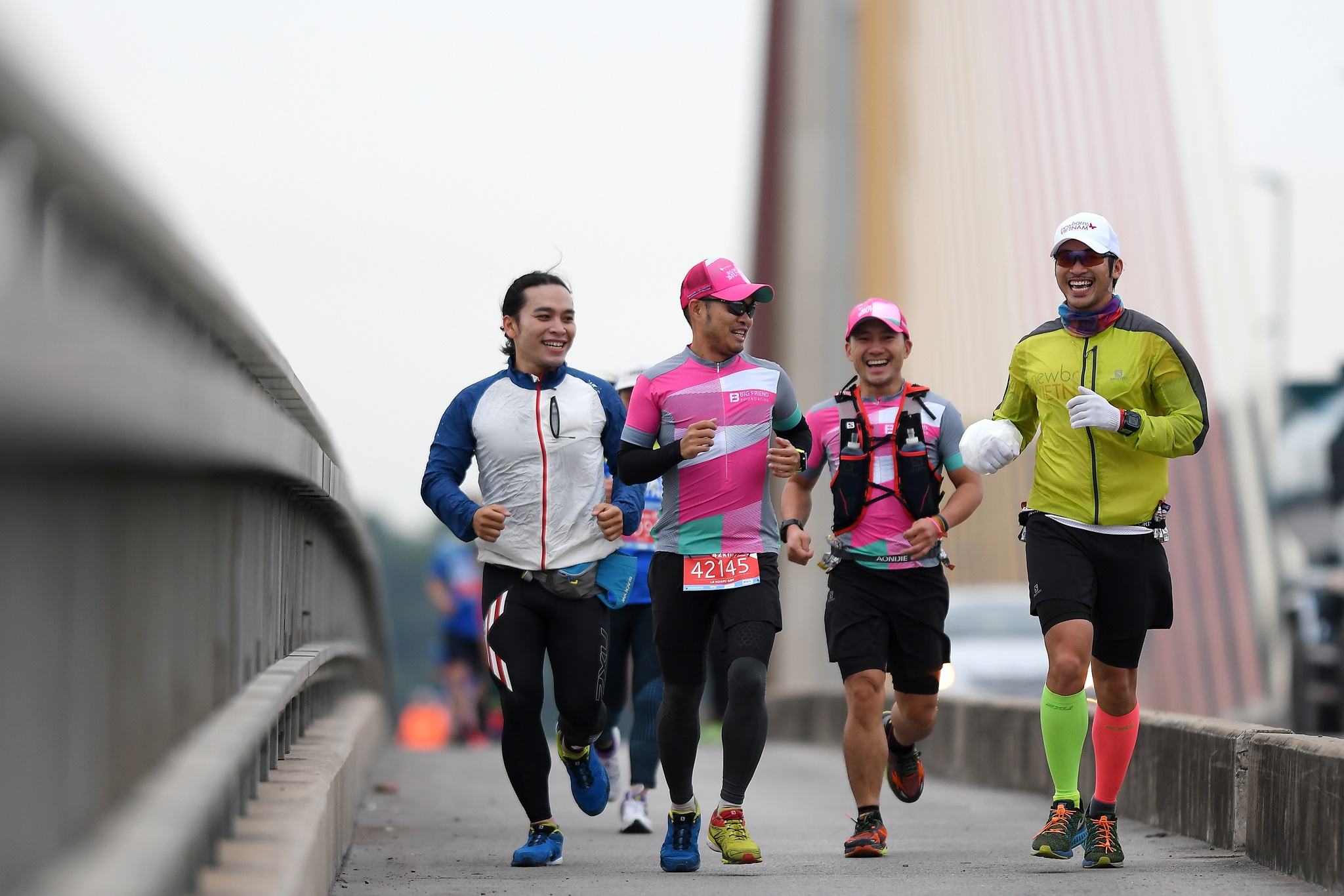 1.200 nguoi chay marathon quanh Vinh Ha Long anh 9