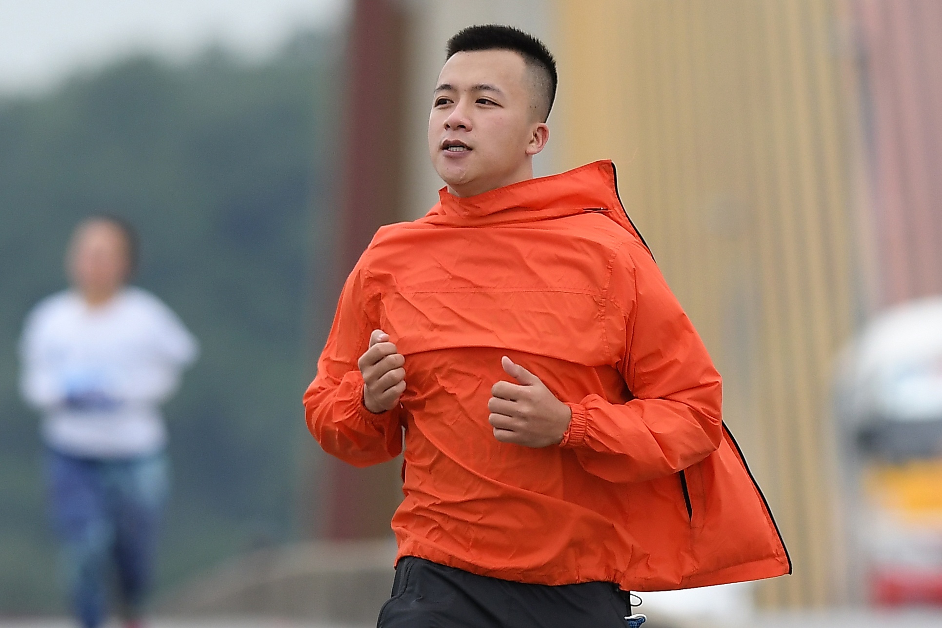 Hon 1.200 nguoi doi gia ret chay marathon quanh Ha Long hinh anh