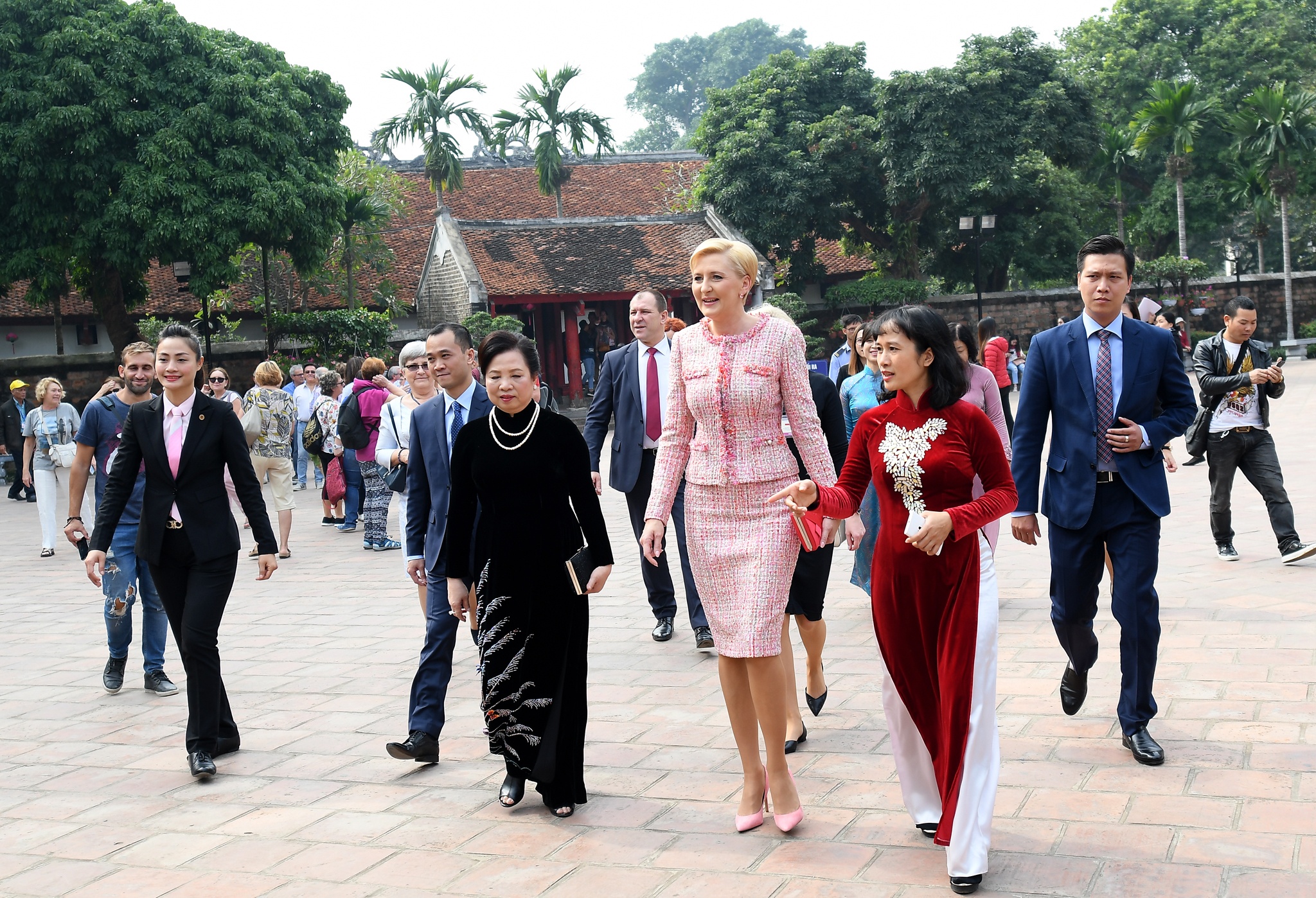 phu nhan tong thong Ba Lan tham Van Mieu anh 12