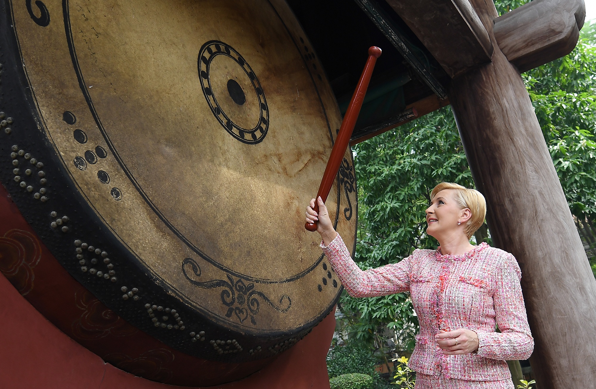 Phu nhan tong thong Ba Lan doi non quai thao, danh trong tai Van Mieu hinh anh