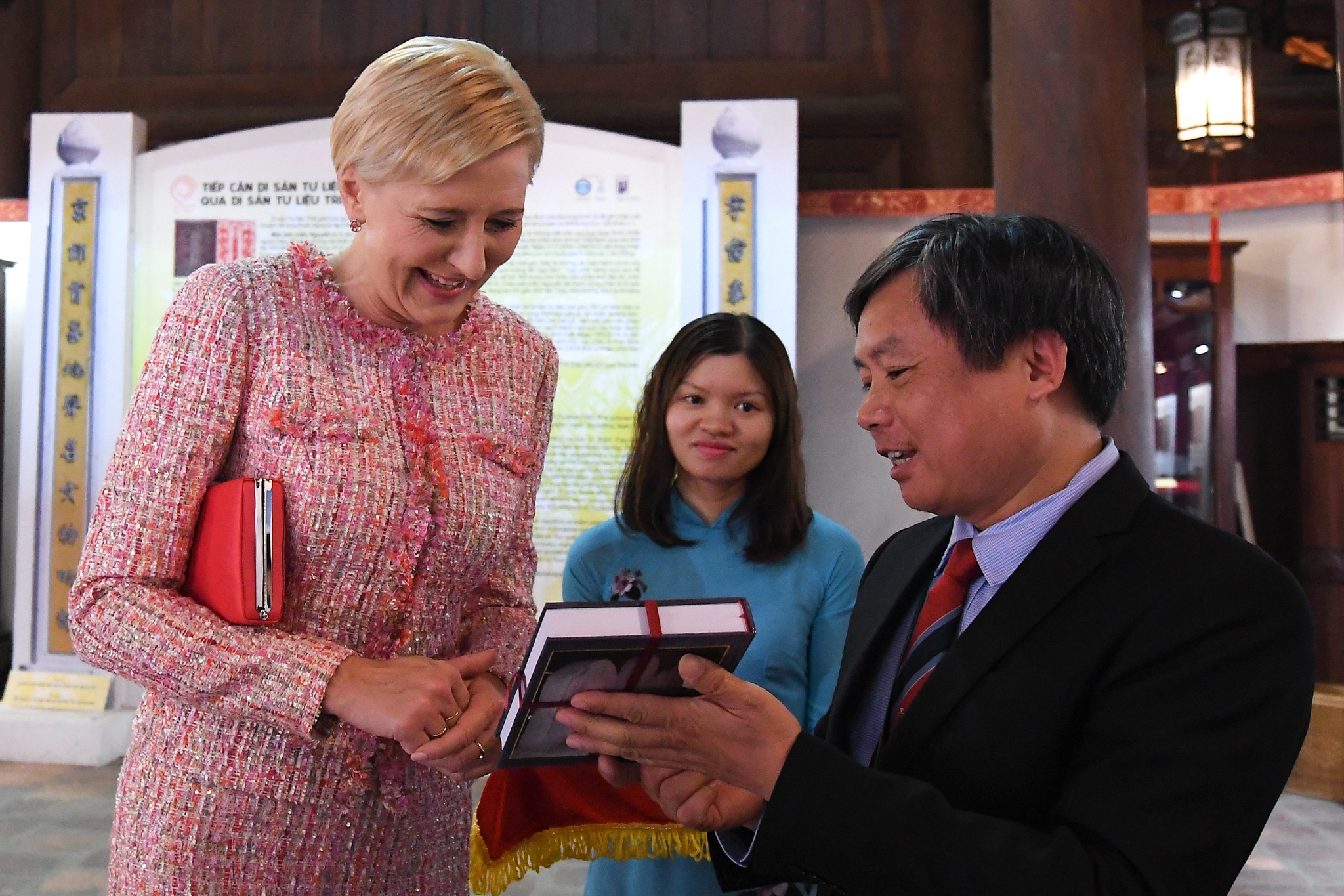 phu nhan tong thong Ba Lan tham Van Mieu anh 6