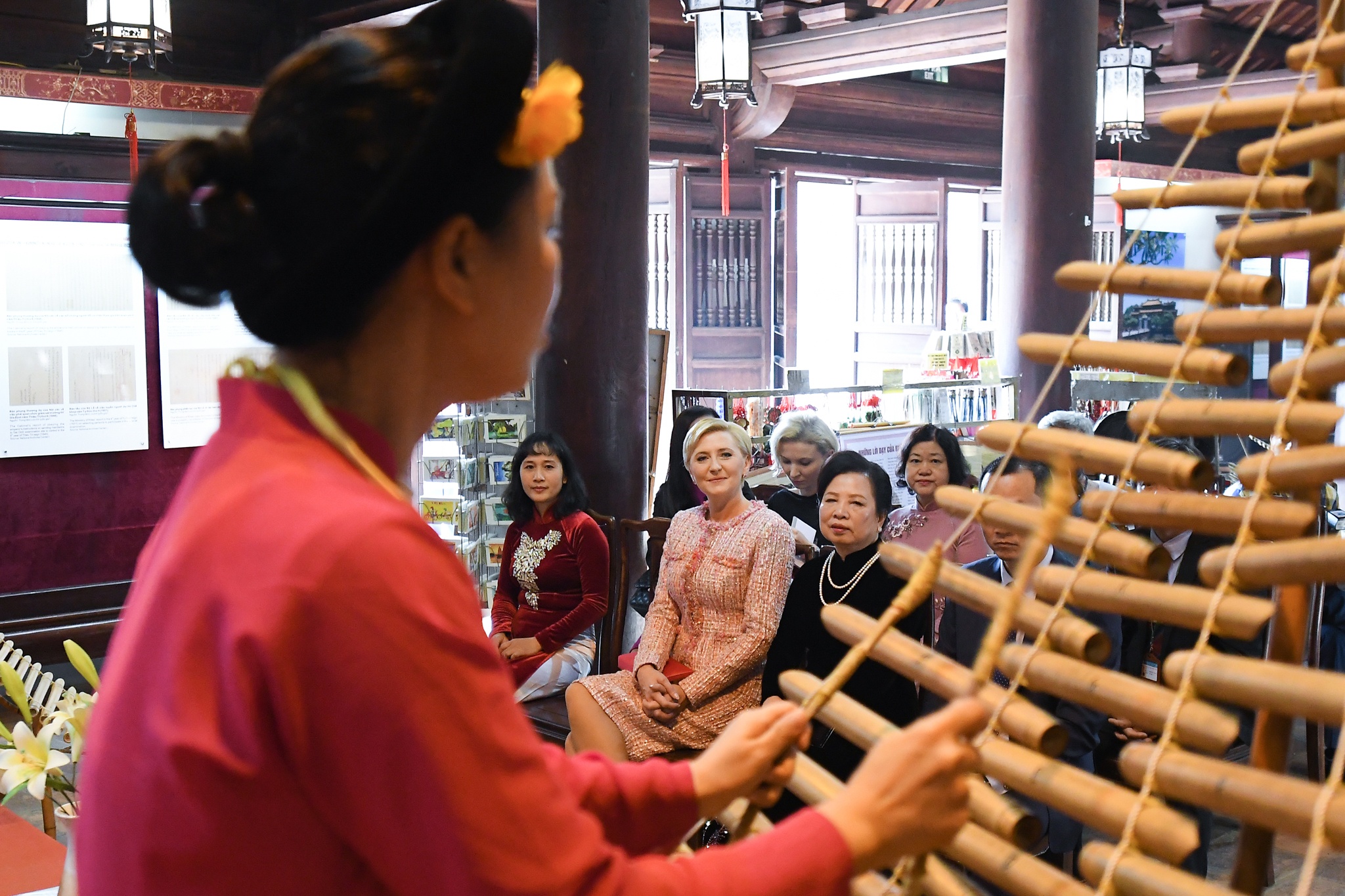 phu nhan tong thong Ba Lan tham Van Mieu anh 7