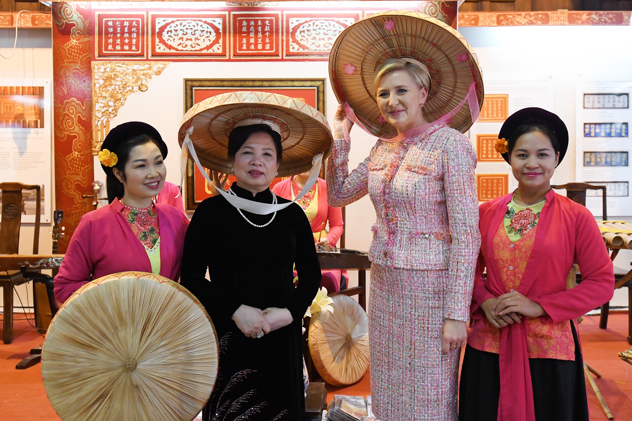 phu nhan tong thong Ba Lan tham Van Mieu anh 8