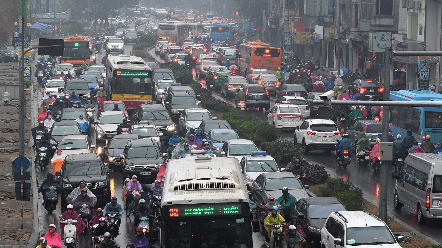 Hang nghin nguoi chon chan duoi troi mua ret hinh anh