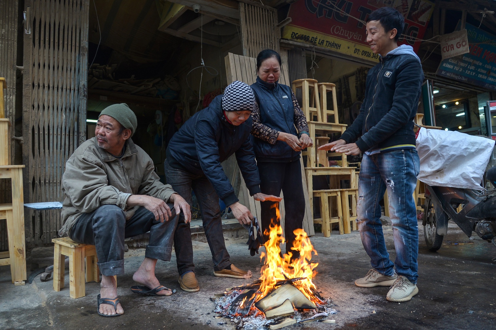 Dot lua, boc nylon vao tay chan doi pho gia lanh 9 do C hinh anh