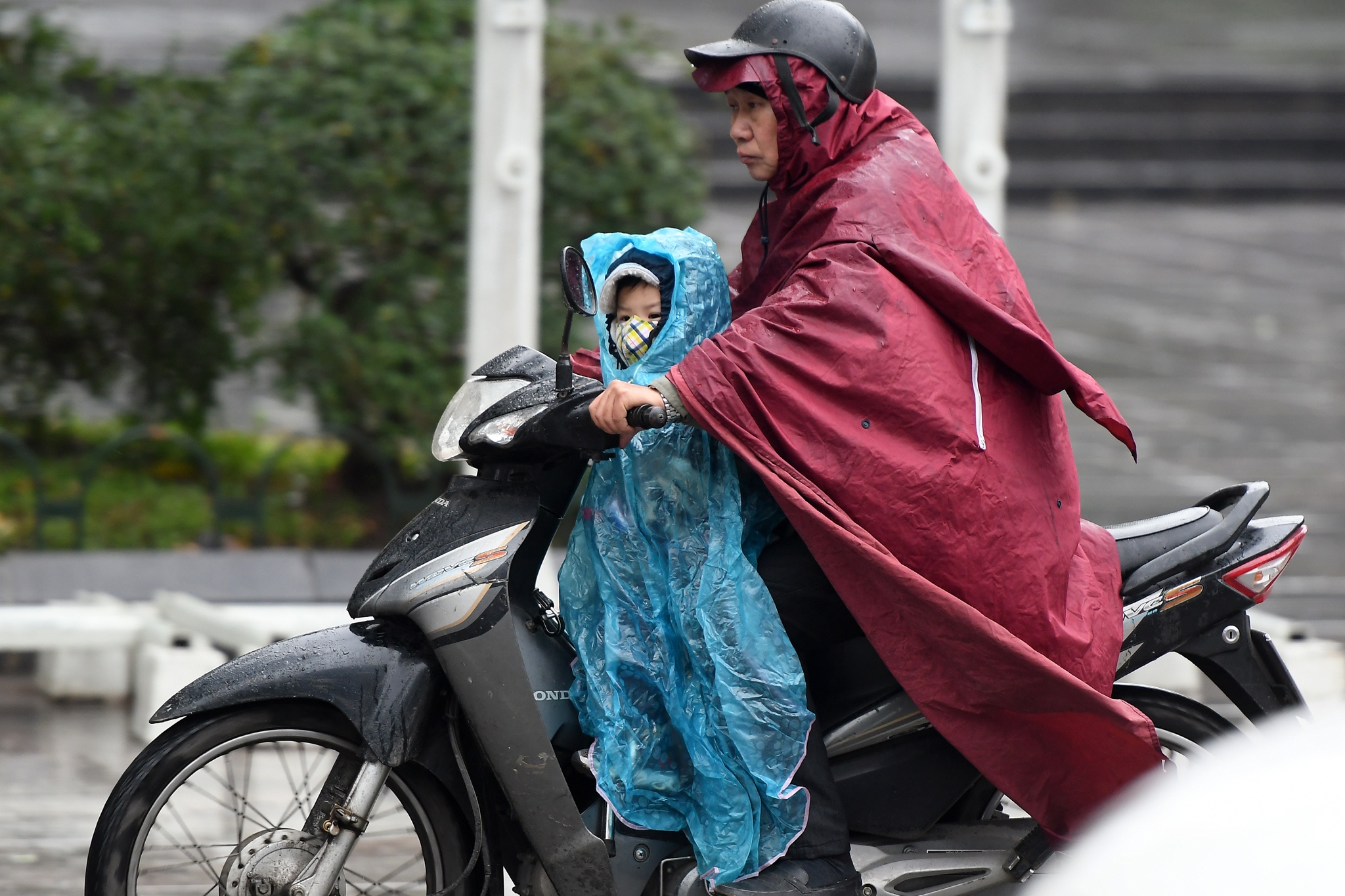 Phu huynh vat va dua hoc sinh toi truong trong cai lanh 9 do C hinh anh