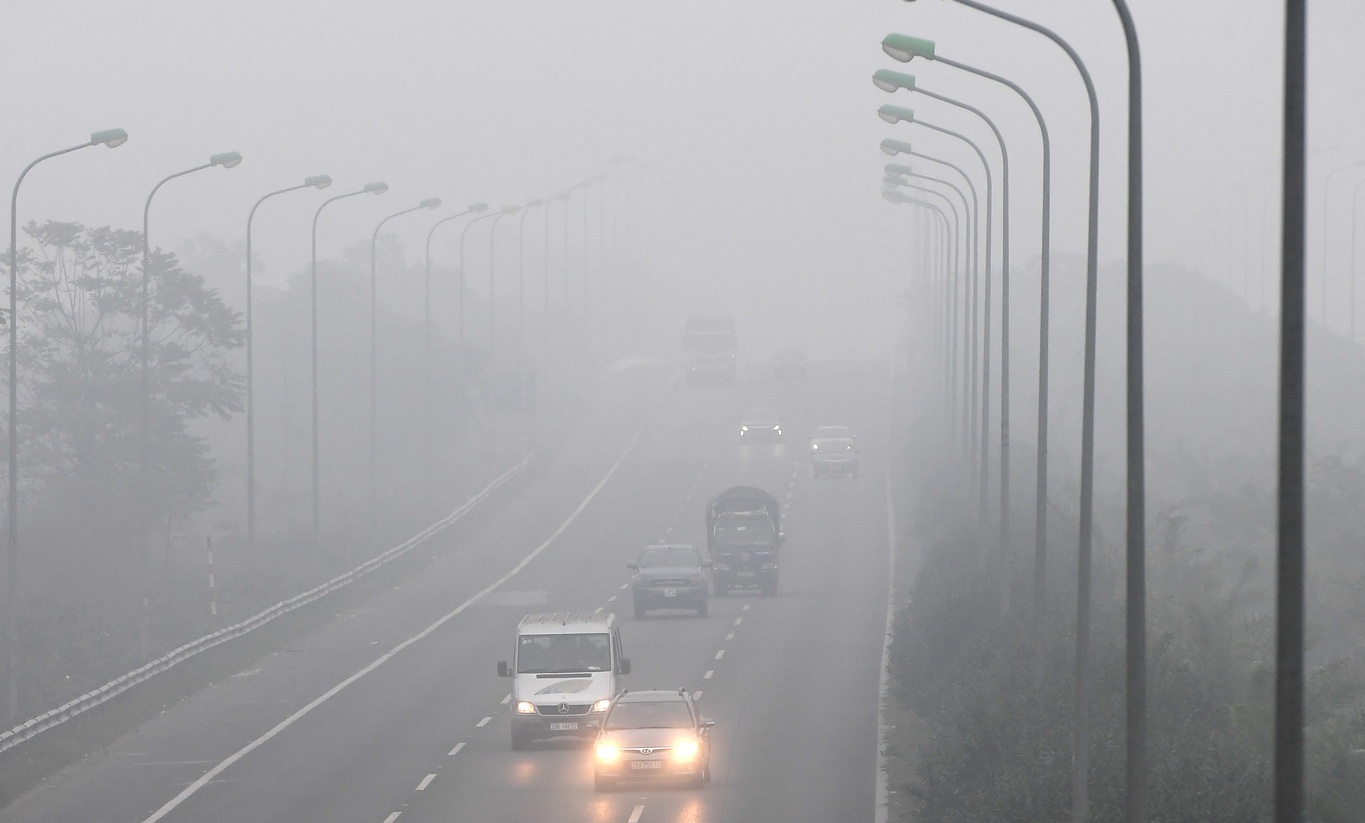 Oto bat den giua ban ngay vi suong mu bao phu hinh anh