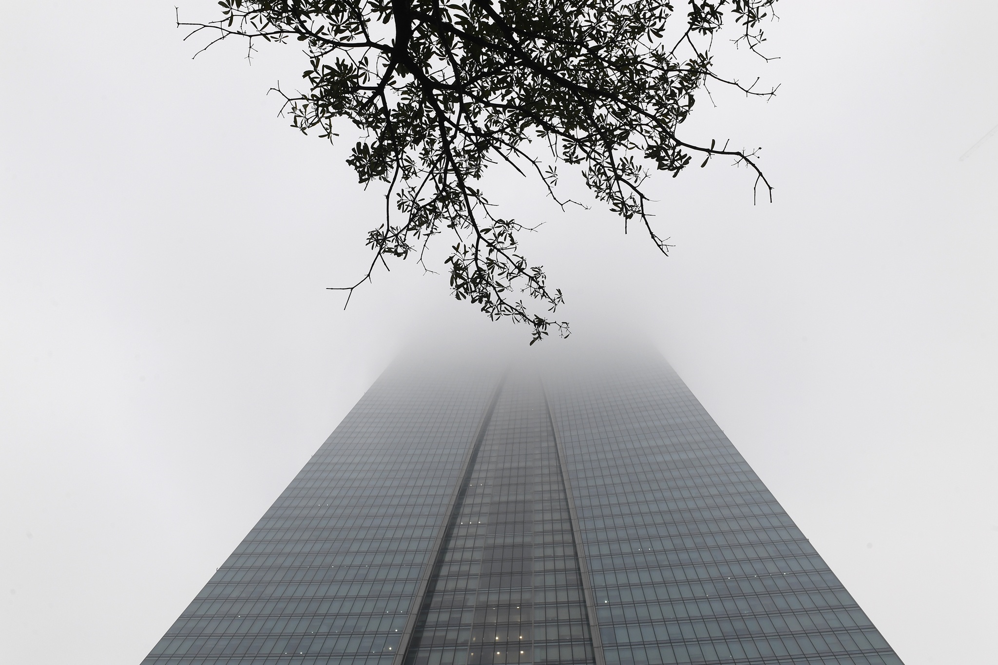 Cac toa nha 'mat noc' trong suong mu day dac bao phu Ha Noi hinh anh