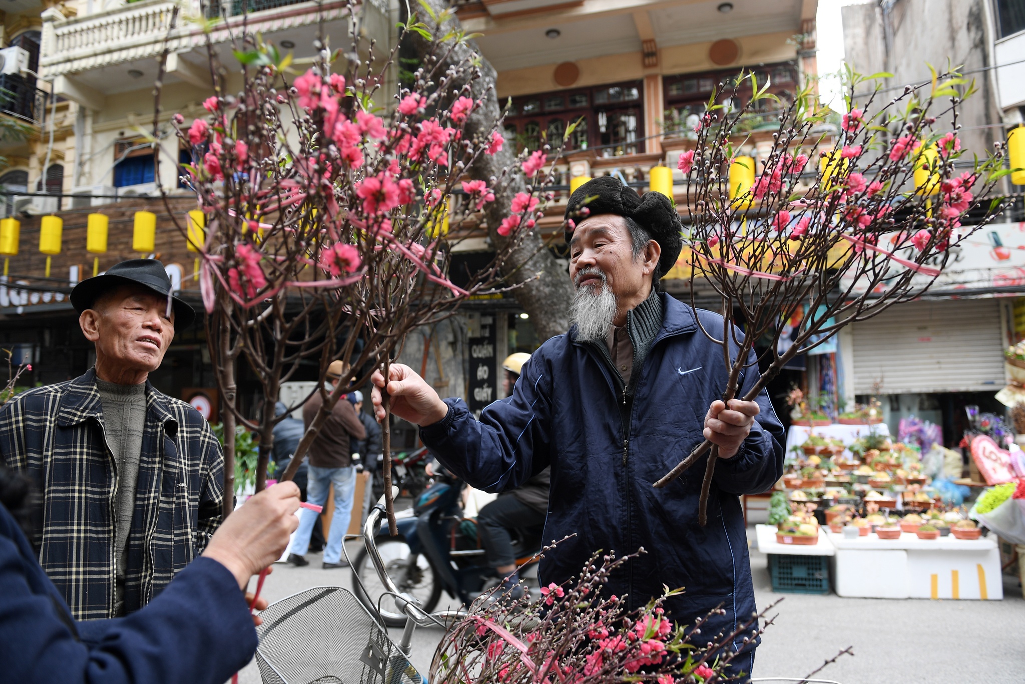 Cho hoa Hang Luoc tap nap truoc khi mo cua hinh anh