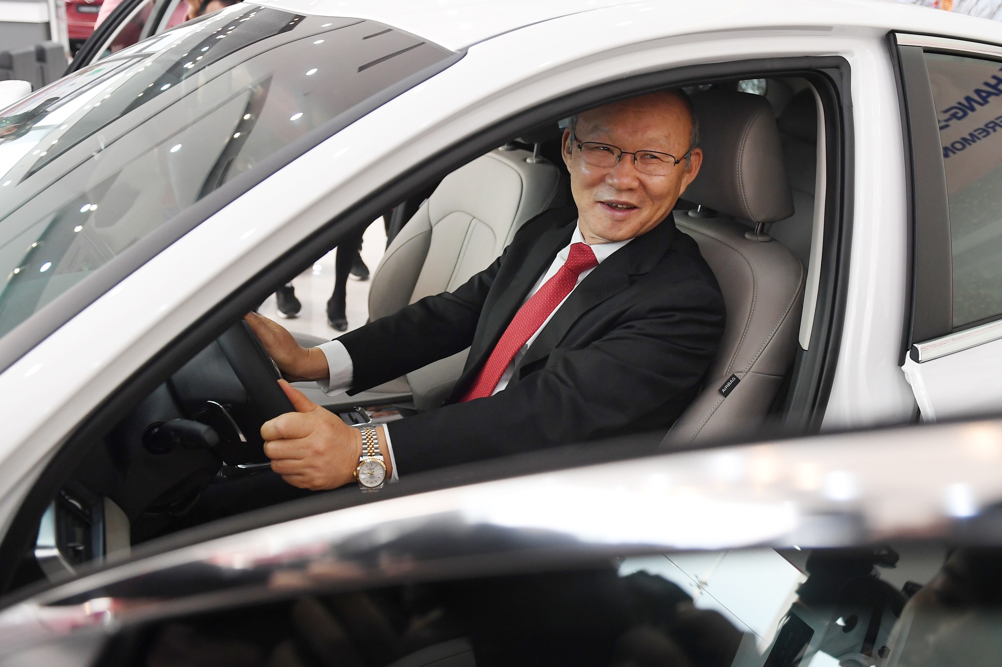 HLV Park Hang-seo ra san bay ve Han Quoc bang oto duoc tang hinh anh