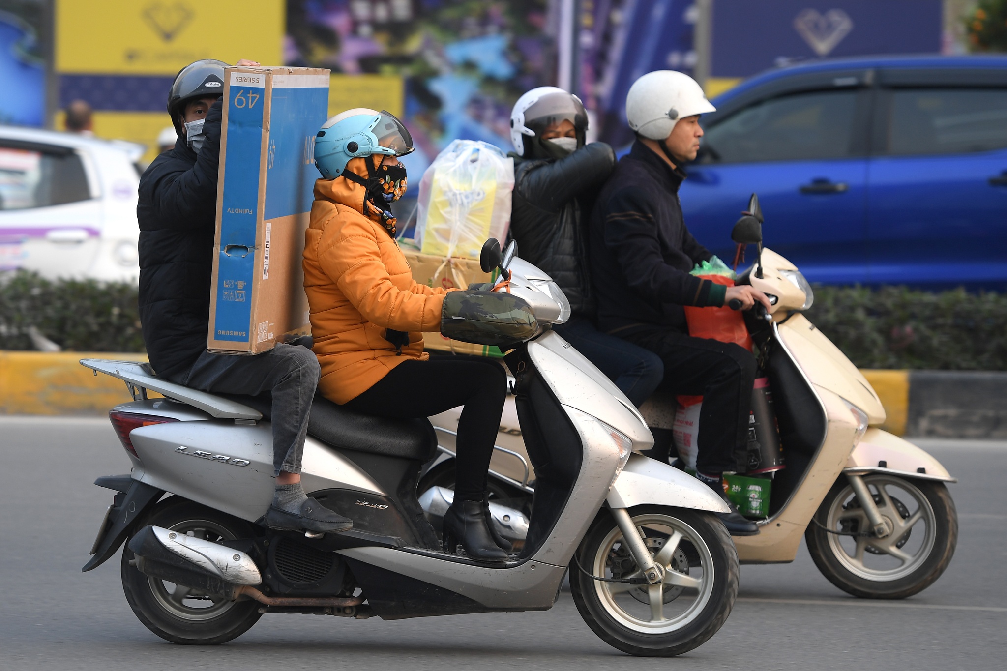 Linh kinh tivi, canh dao ve que an Tet sau ngay lam viec cuoi cung hinh anh