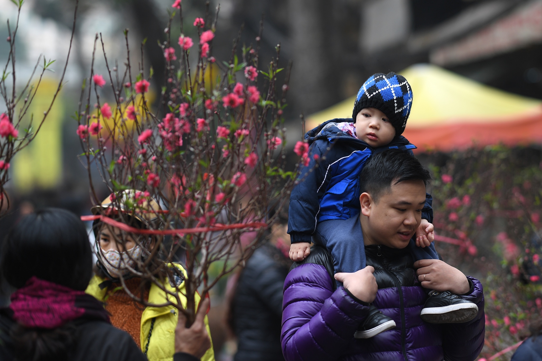 Thanh thoi dao choi mua sam ngay 29 Tet hinh anh