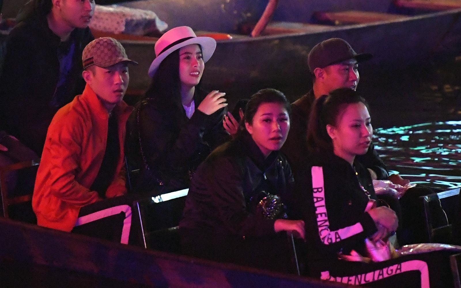 Hang nghin nguoi tray hoi chua Huong trong dem hinh anh