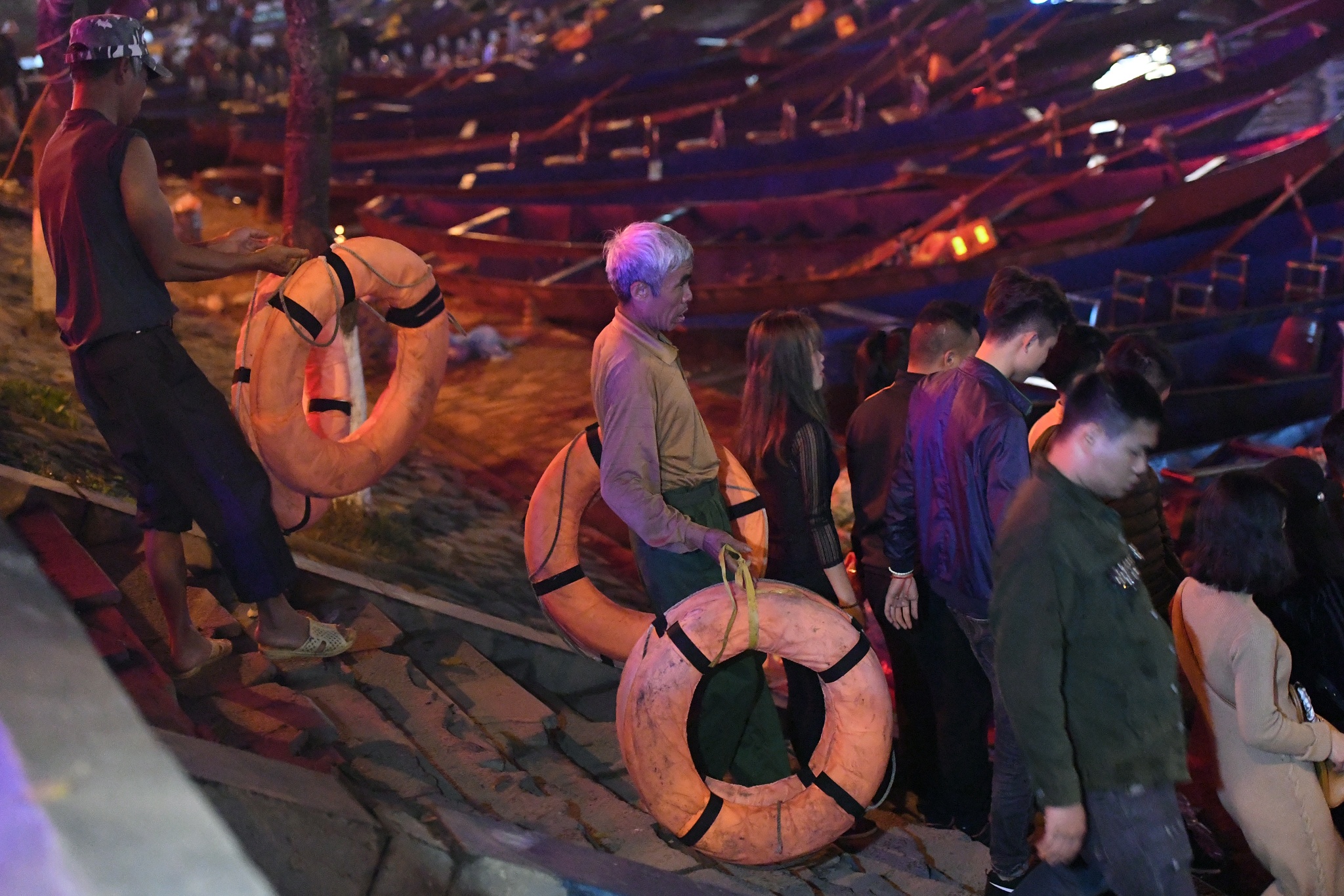 danh bai an tien le hoi chua huong anh 2