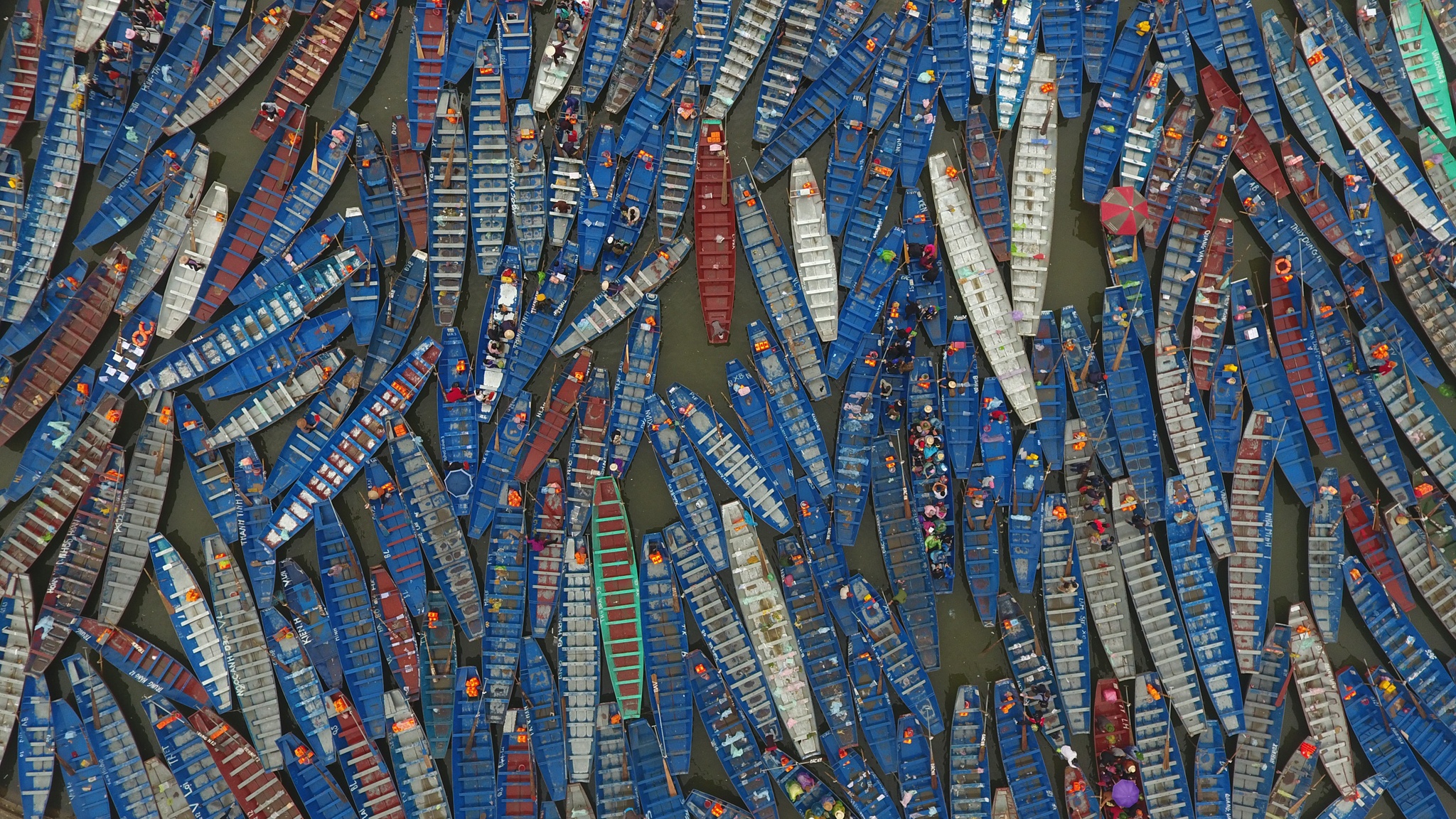 Thuyen be day dac suoi Yen ngay khai hoi chua Huong hinh anh