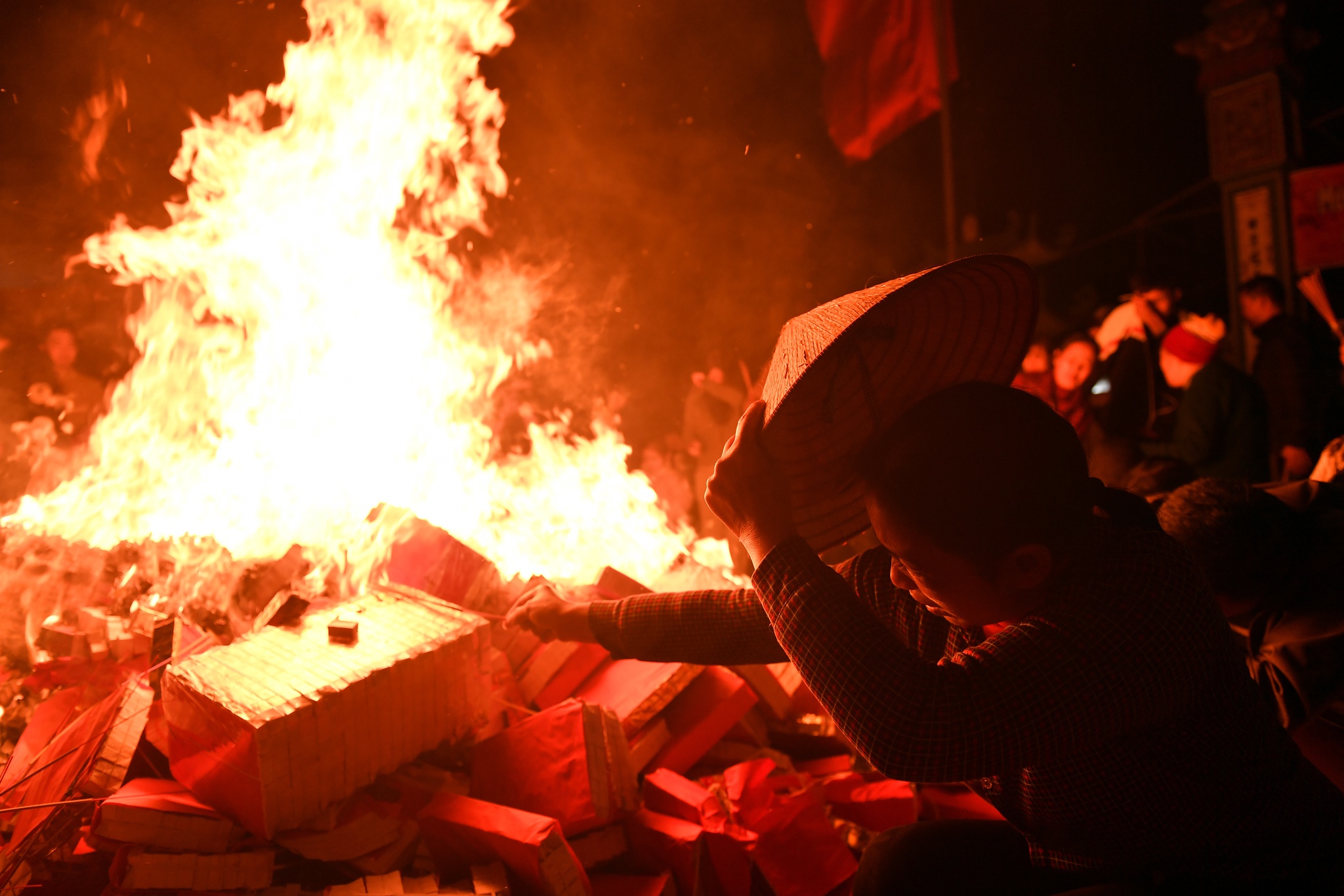 Dot 100 kg vang ma de cham lua lay do hinh anh