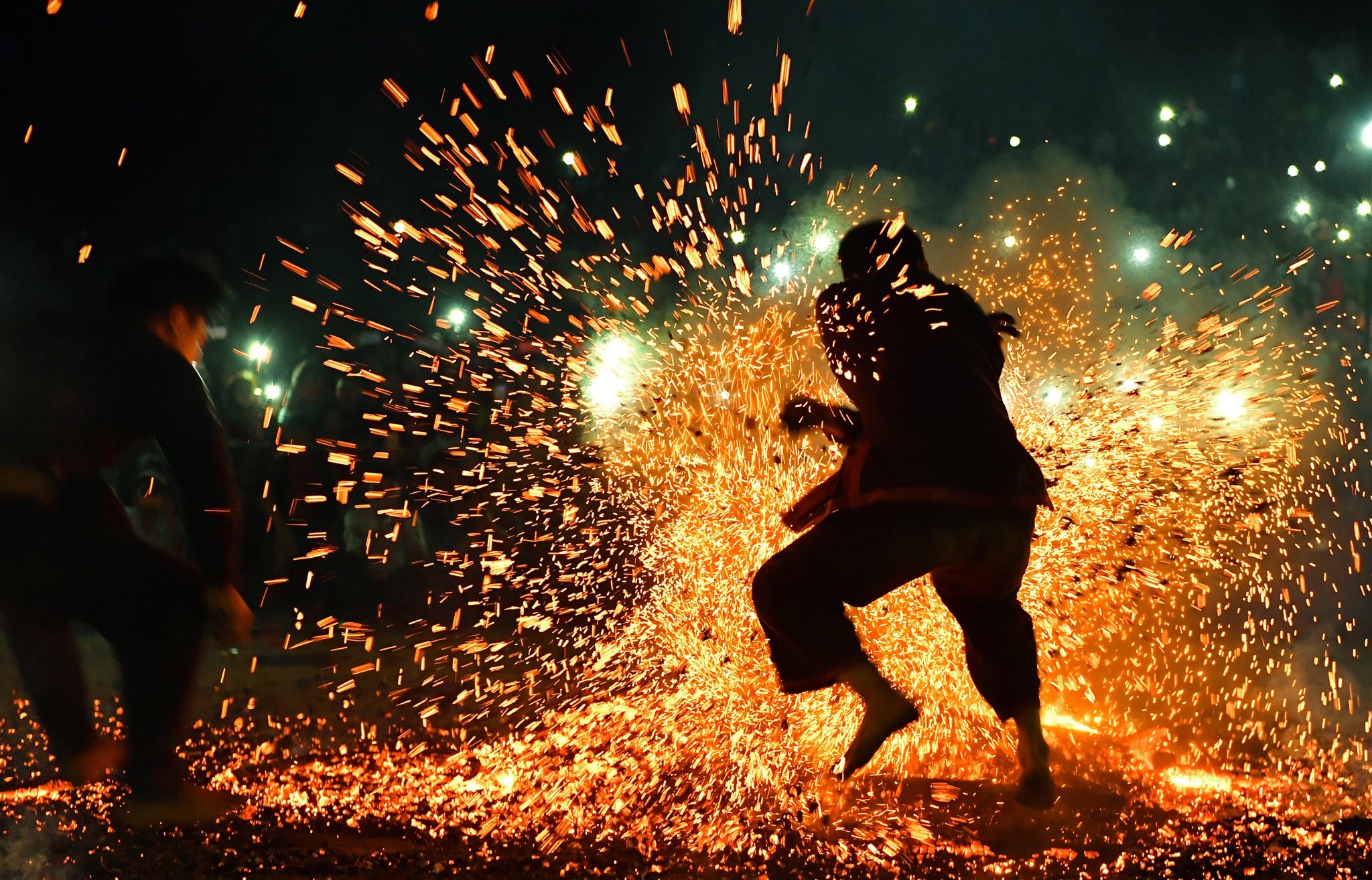 Thanh nien Pa Then chan tran nhay mua tren dong lua hung huc hinh anh