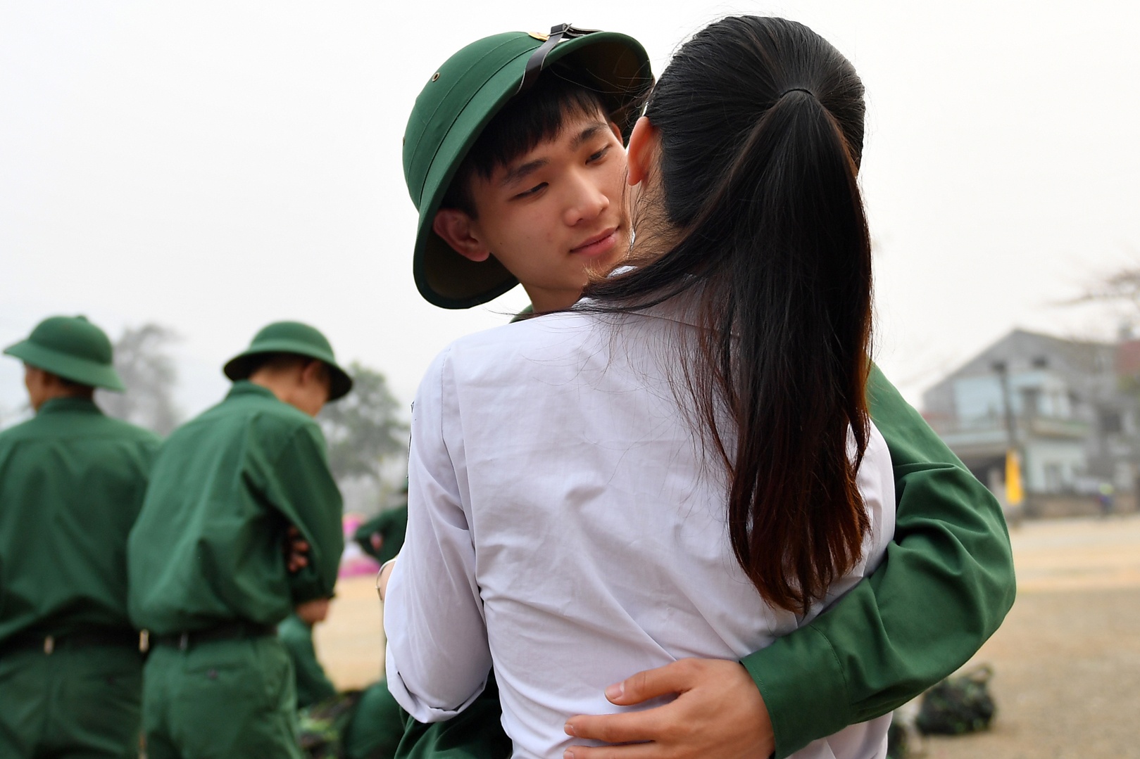 Thanh nien dan toc bin rin chia tay nguoi than len duong nhap ngu hinh anh