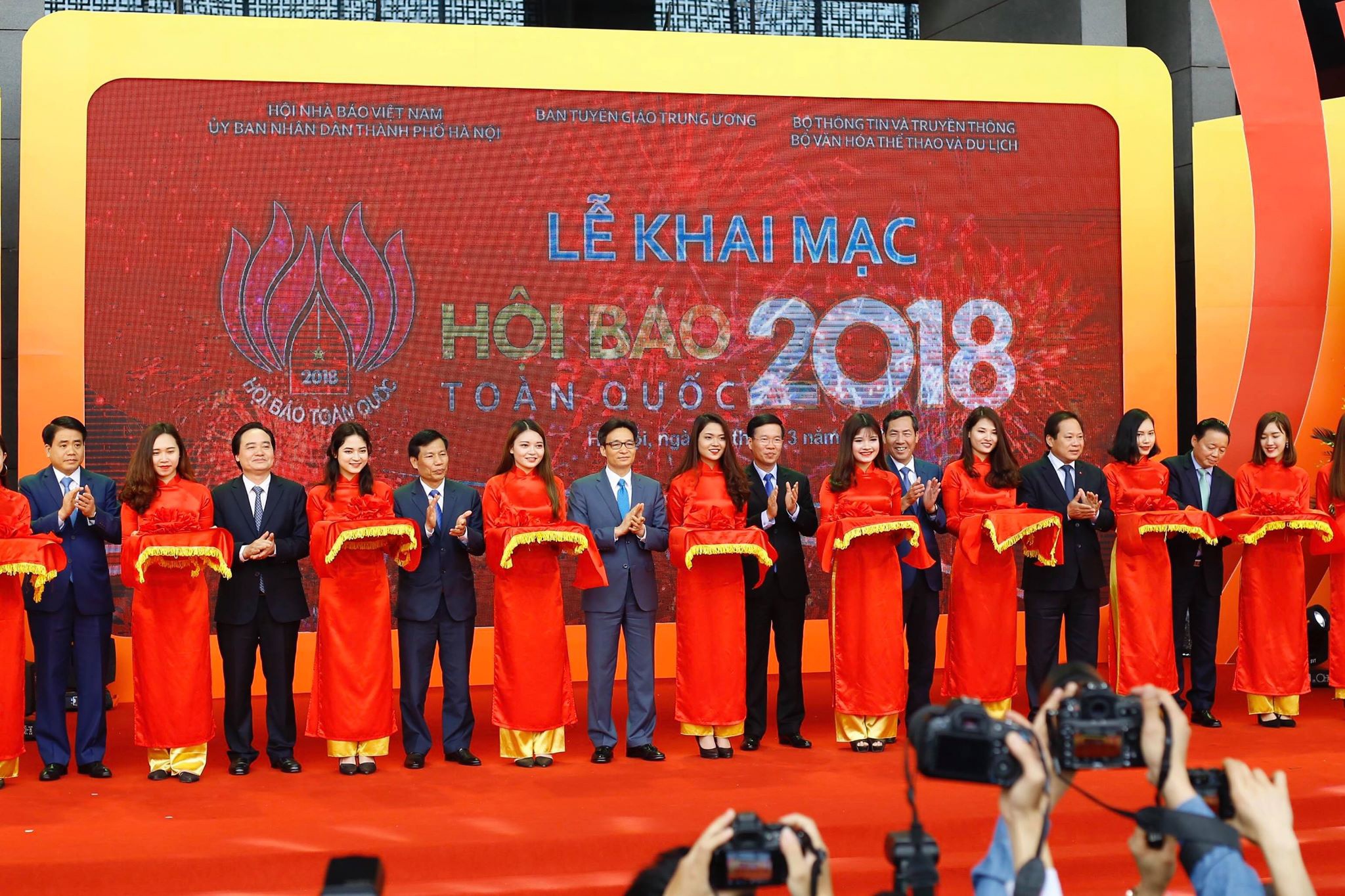 khai mac hoi bao 2018 anh 2