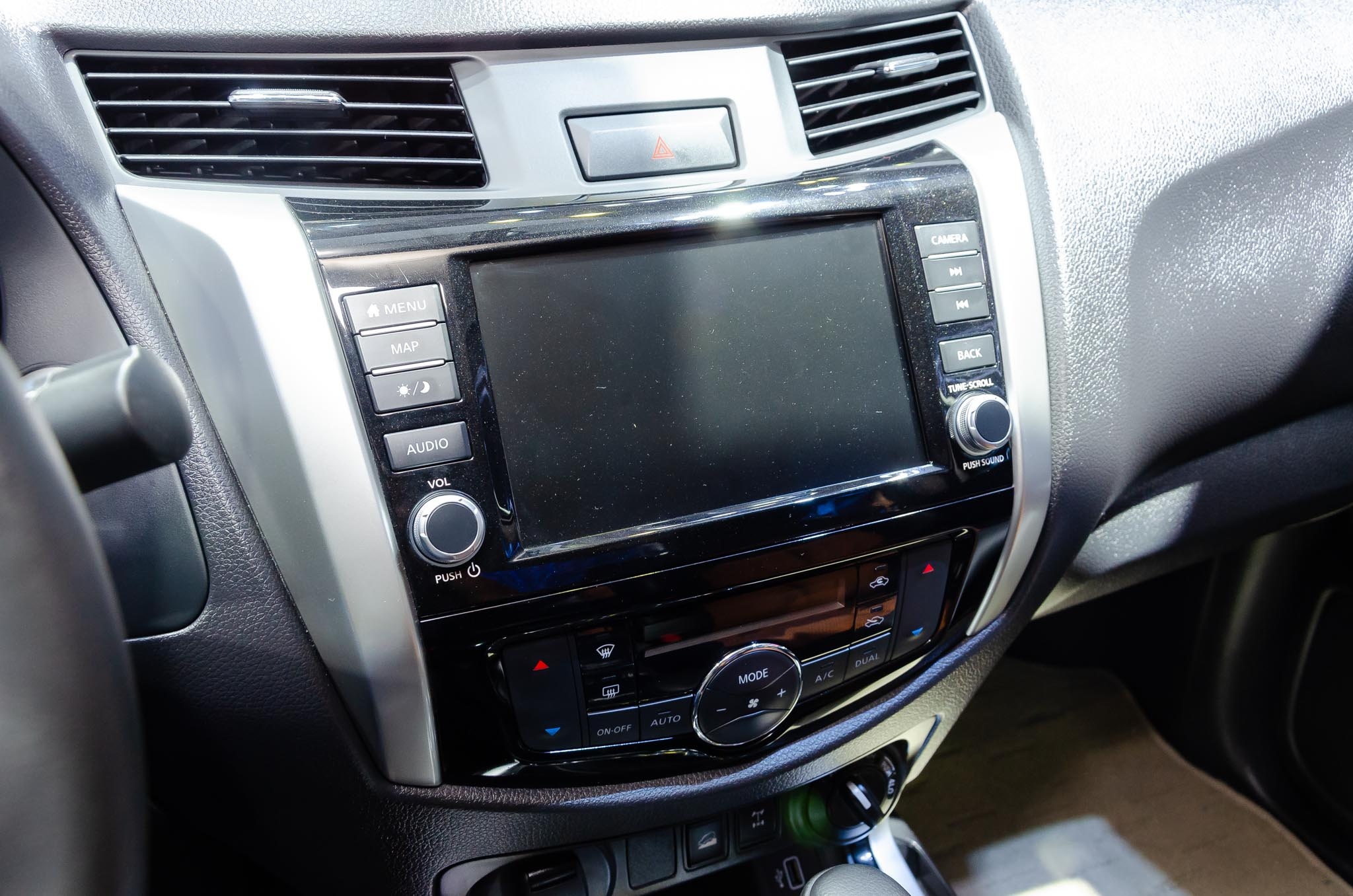 Nissan Navara ban dac biet anh 13