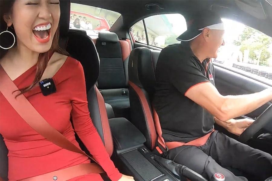 Nu phong vien ngoi chung voi tay dua nguoi Anh drift xe tai VMS 2019 hinh anh