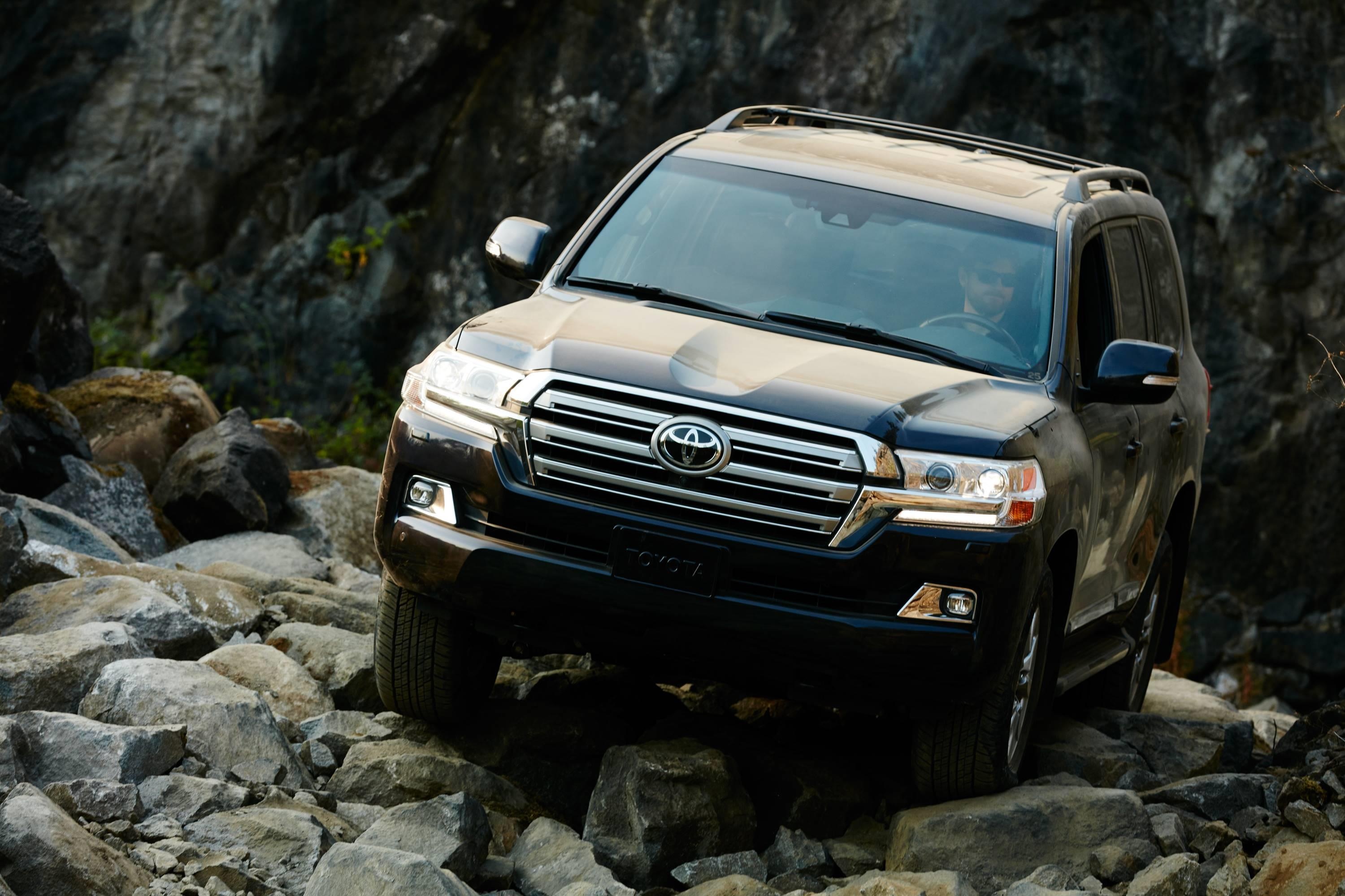 Toyota Land Cruiser tai Viet Nam tang gia, them trang bi hinh anh