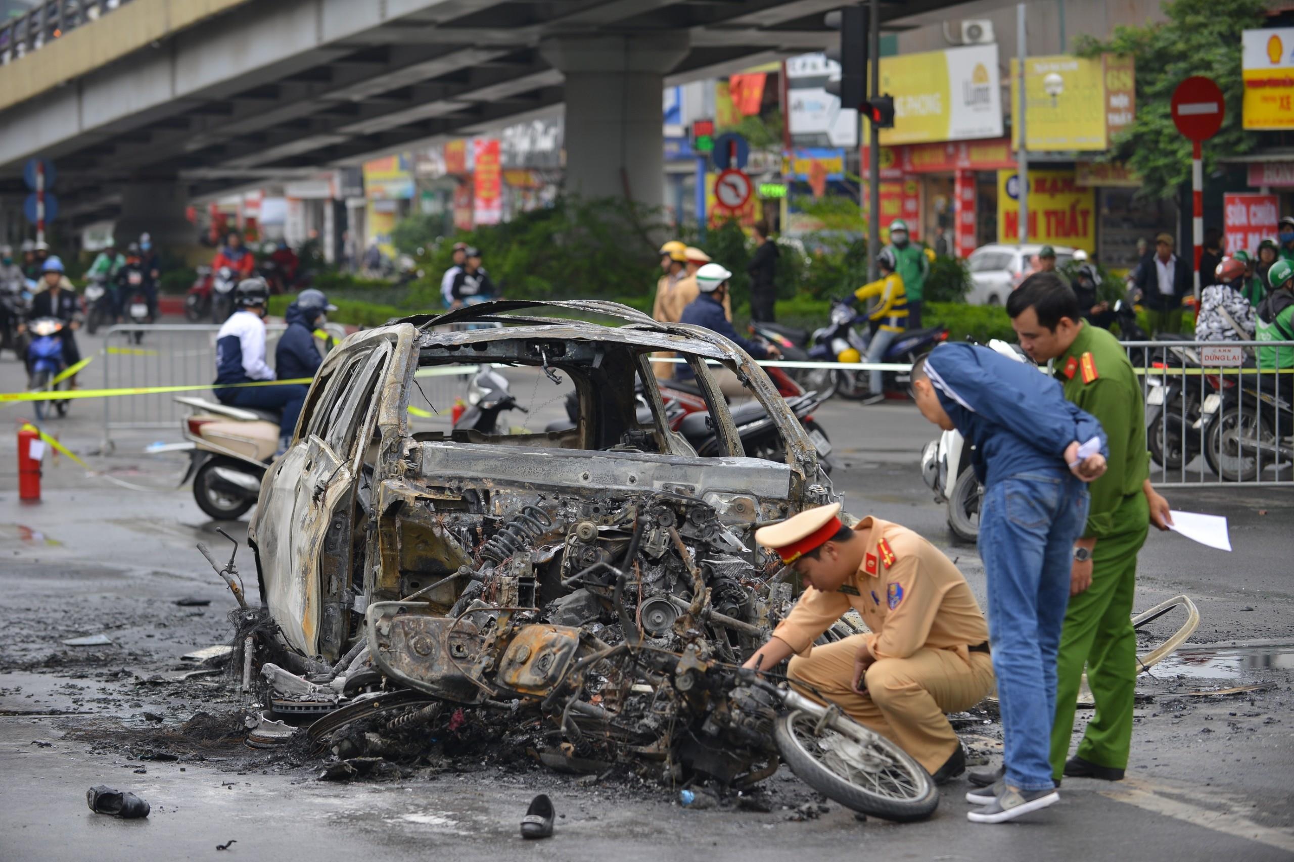 Xe Mercedes co phanh tu dong van gay tai nan chet nguoi o Ha Noi? hinh anh