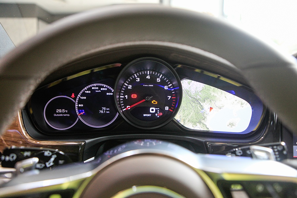 gia xe Porsche Panamera anh 13