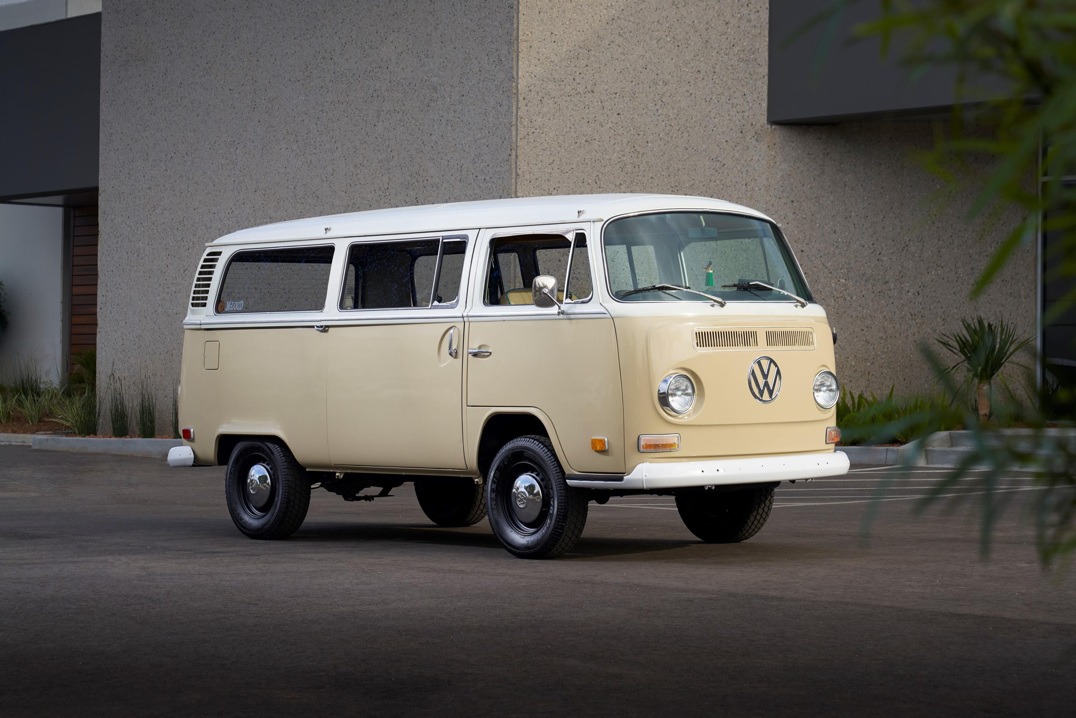 Volkswagen nang cap minivan co thanh xe dien hinh anh