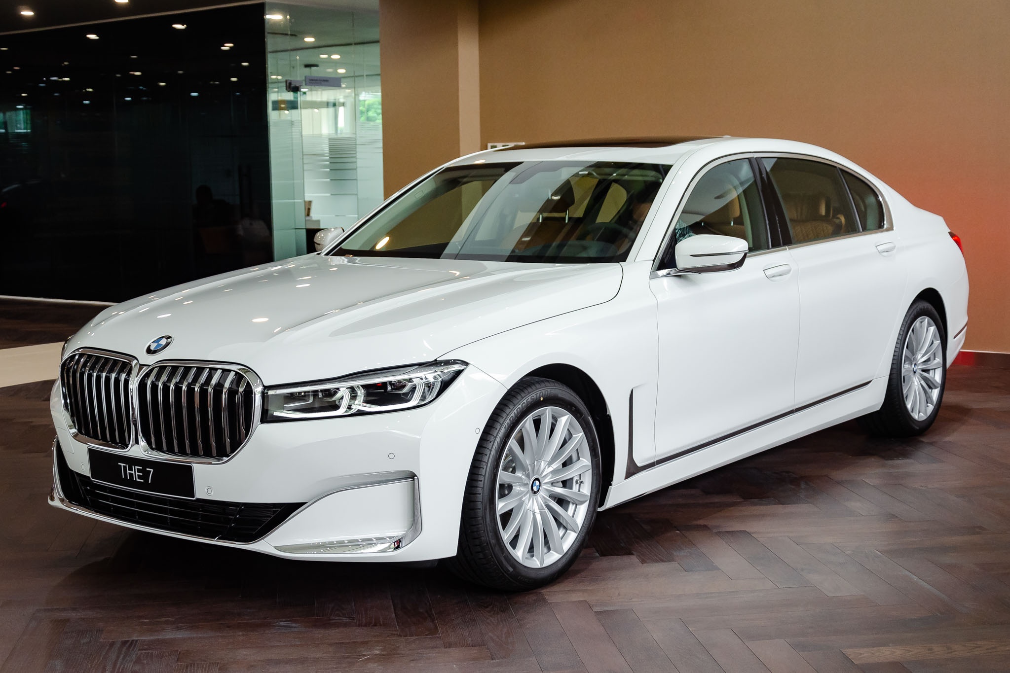 hang xe sang ban chay nhat anh 3