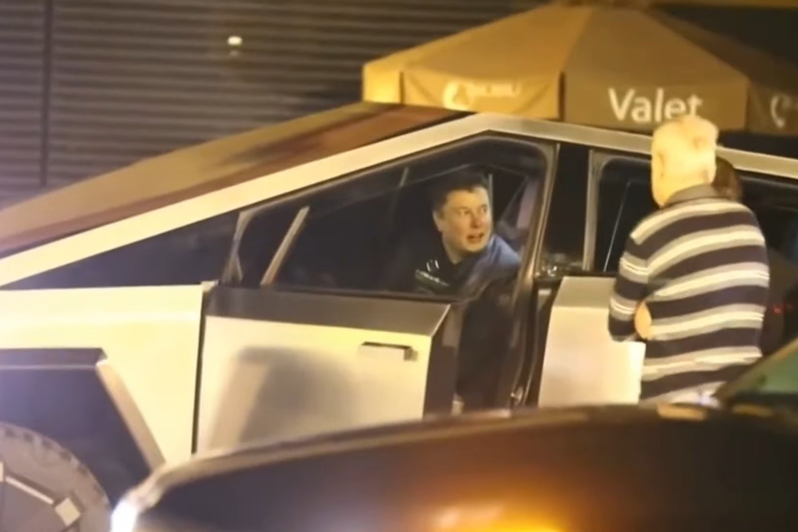 Elon Musk lai Cybertruck thieu guong va den di an toi hinh anh
